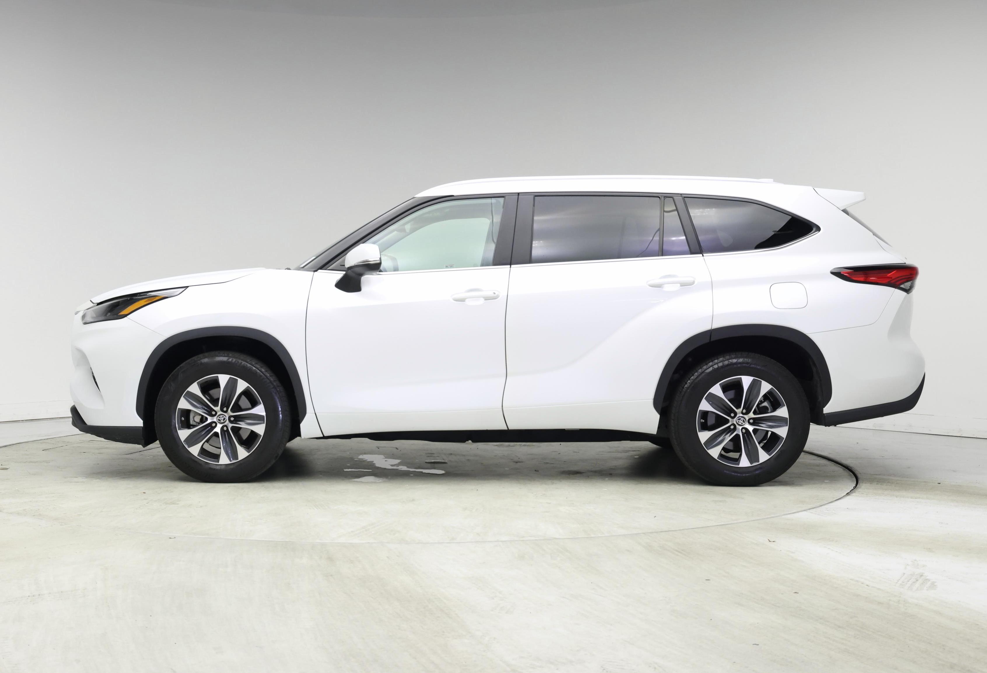 Thumbnail: 2023 Toyota Highlander - 3