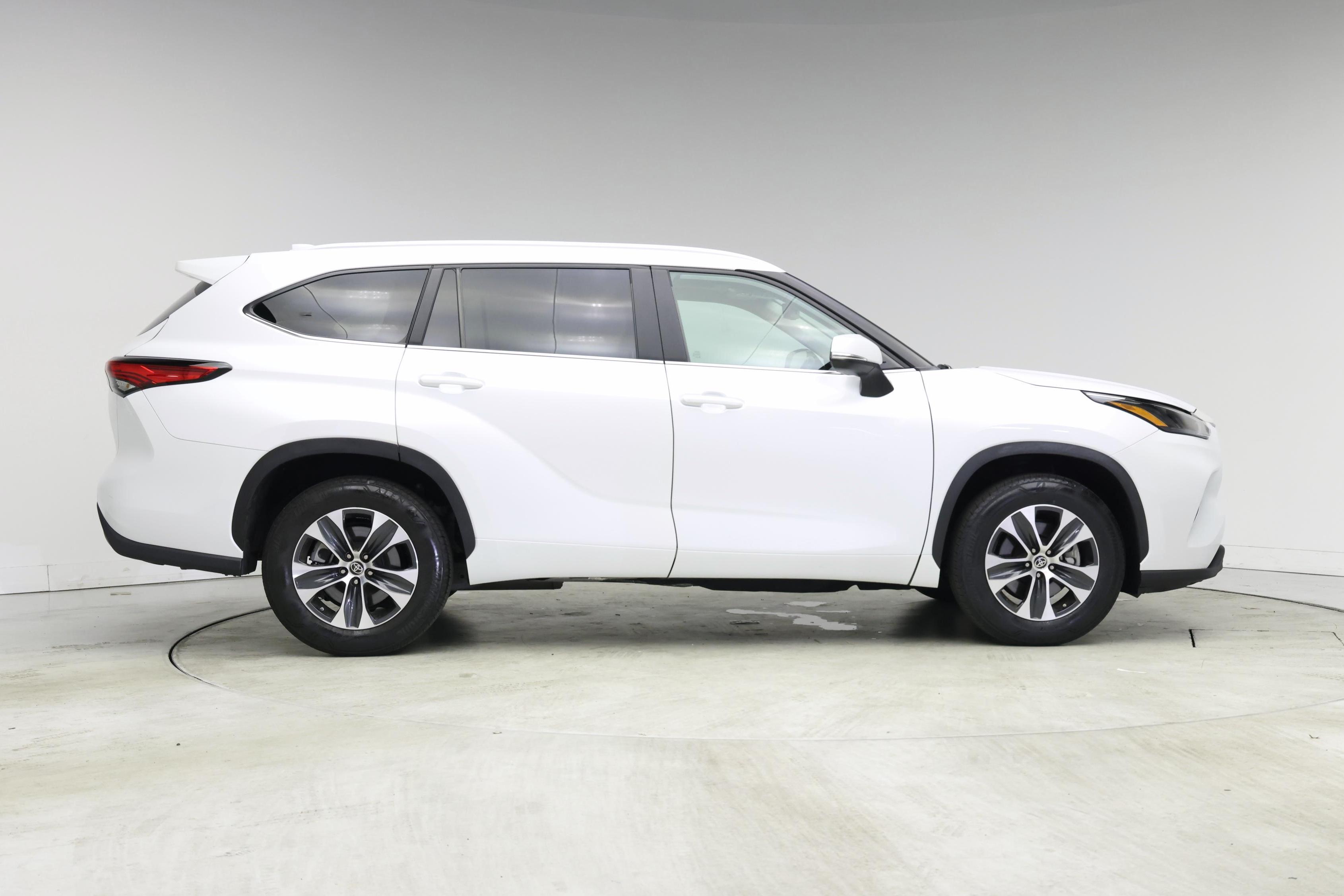 Thumbnail: 2023 Toyota Highlander - 7