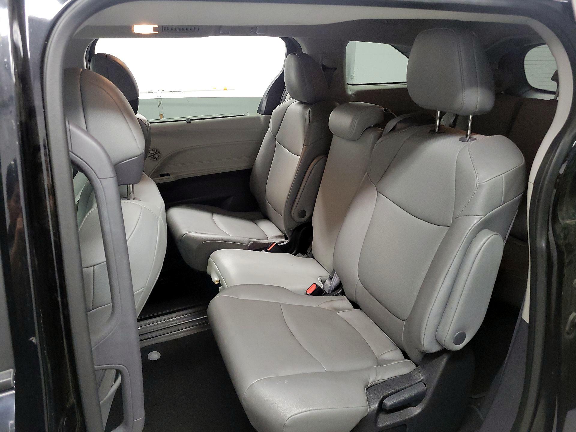Thumbnail: 2022 Toyota Sienna - 17