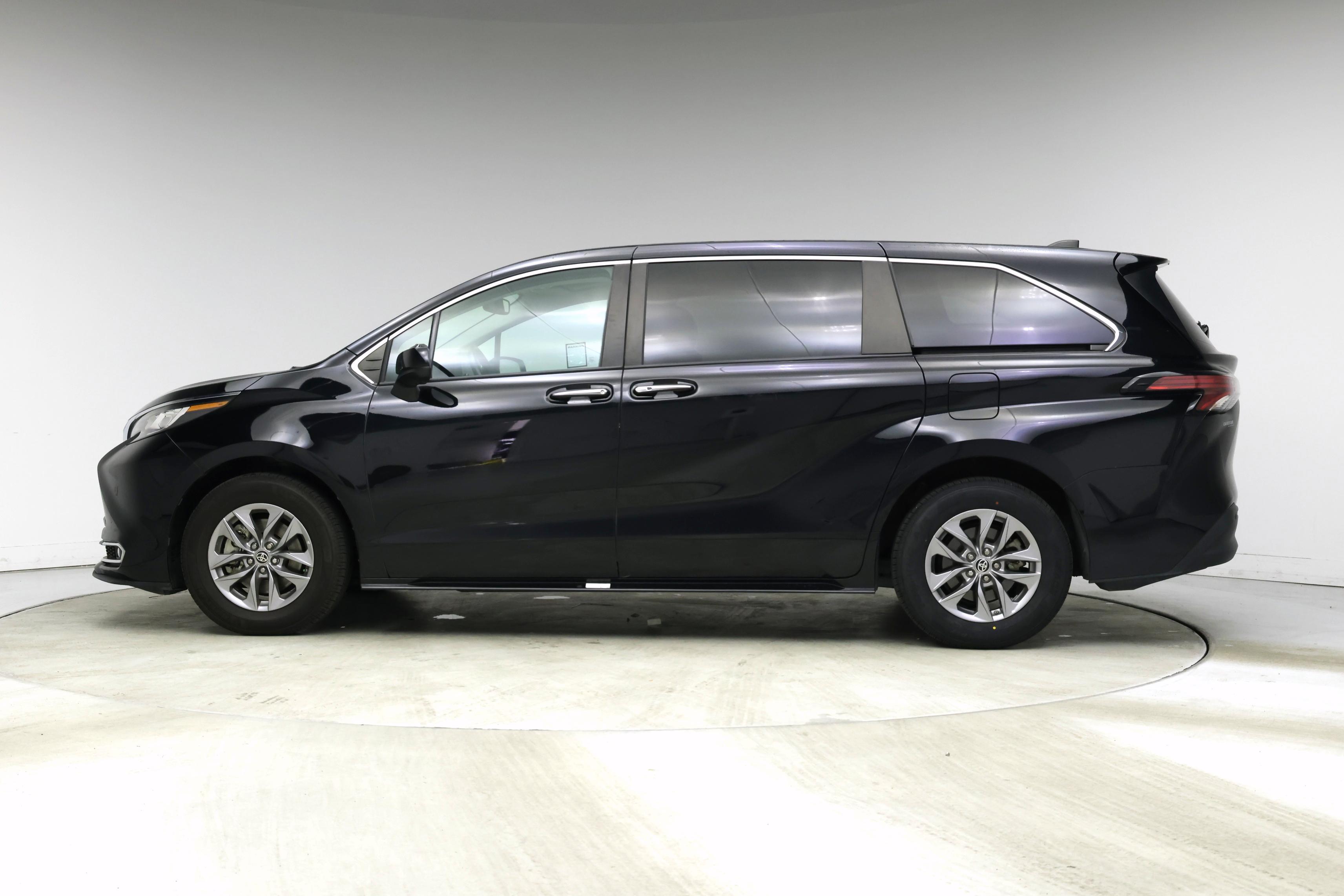Thumbnail: 2022 Toyota Sienna - 3