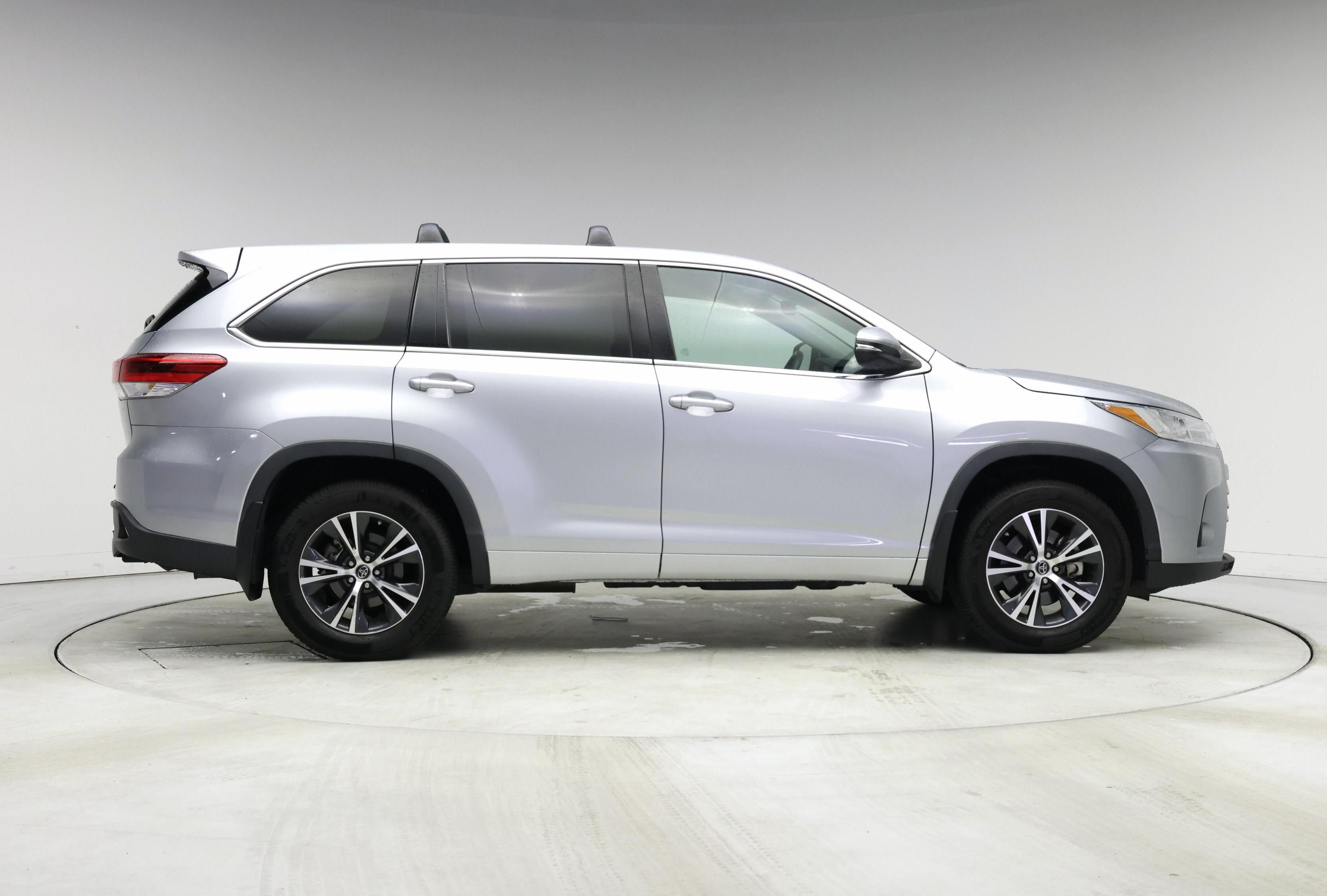 Thumbnail: 2017 Toyota Highlander - 7