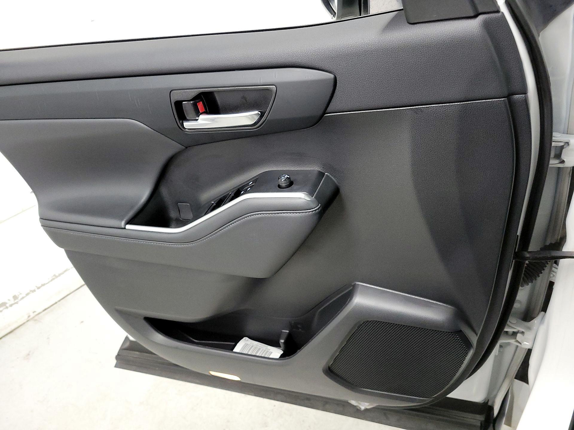 Thumbnail: 2022 Toyota Highlander - 12