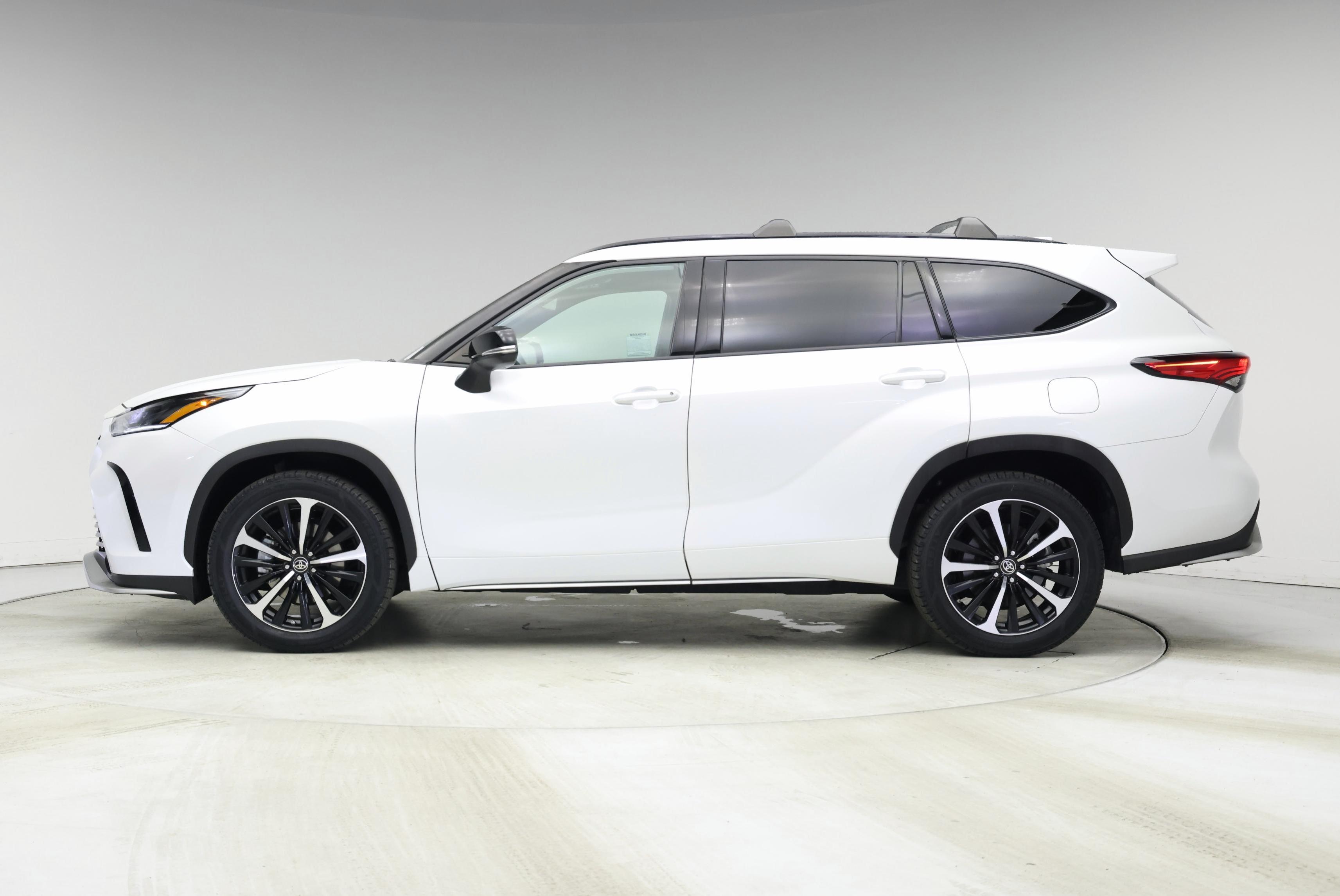 Thumbnail: 2022 Toyota Highlander - 3