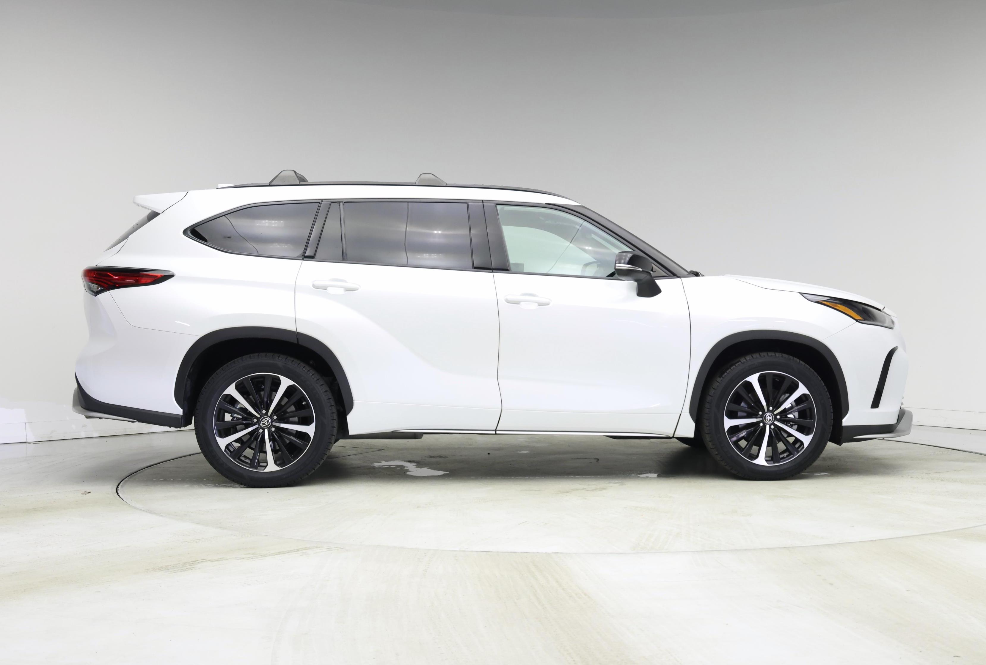 Thumbnail: 2022 Toyota Highlander - 7