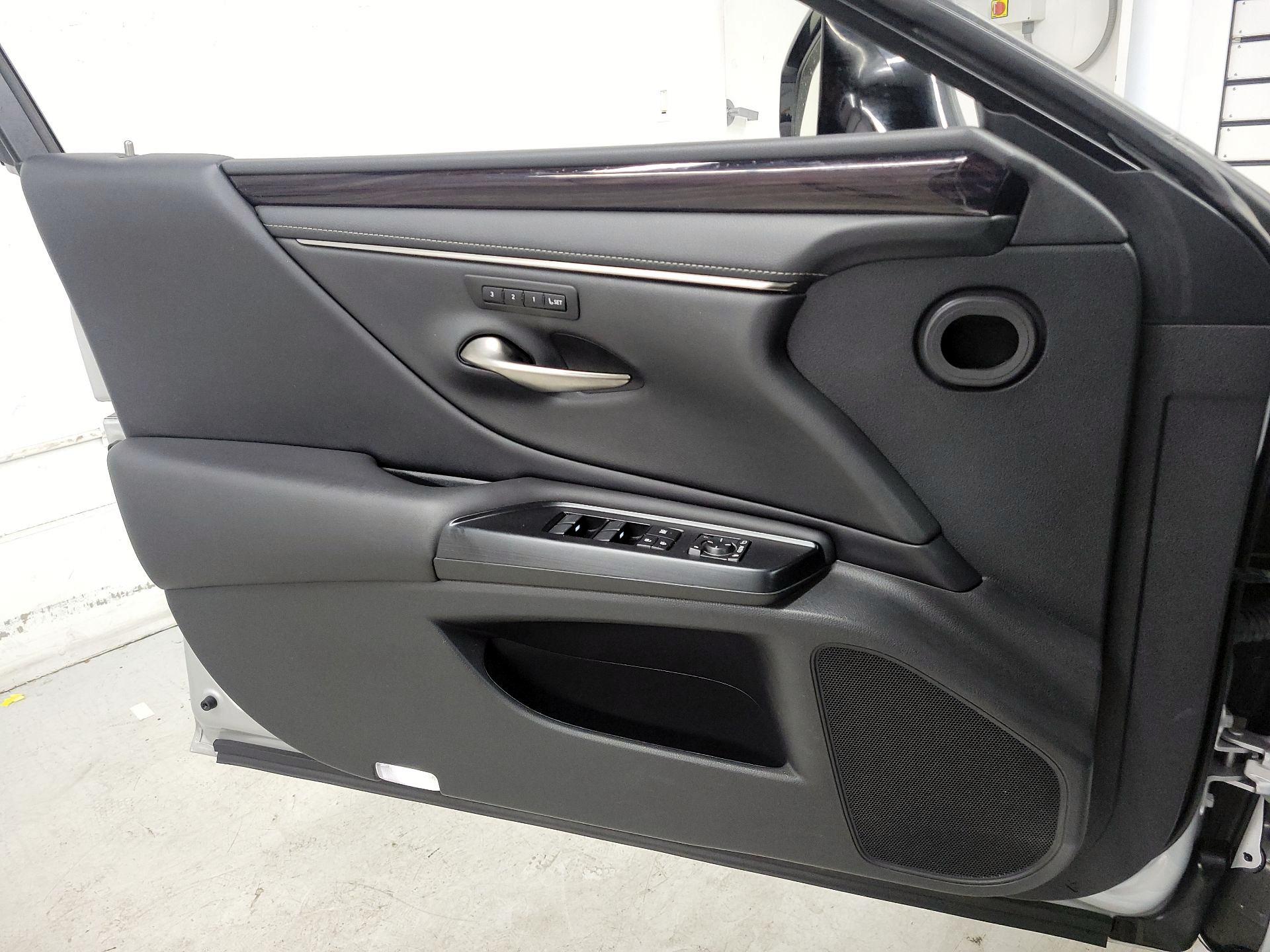 Thumbnail: 2020 Lexus ES - 12