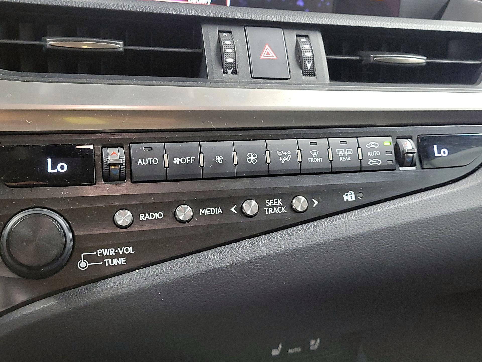 Thumbnail: 2020 Lexus ES - 15