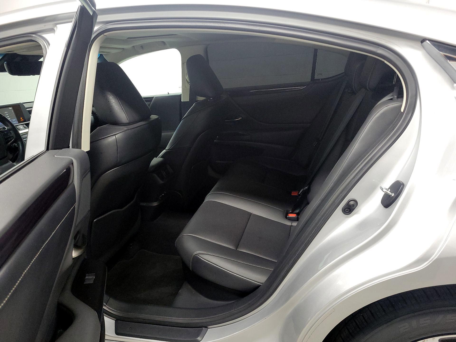 Thumbnail: 2020 Lexus ES - 17