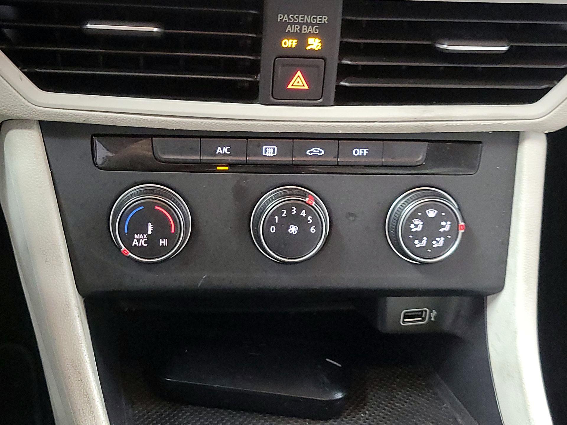 Thumbnail: 2019 Volkswagen Jetta - 15