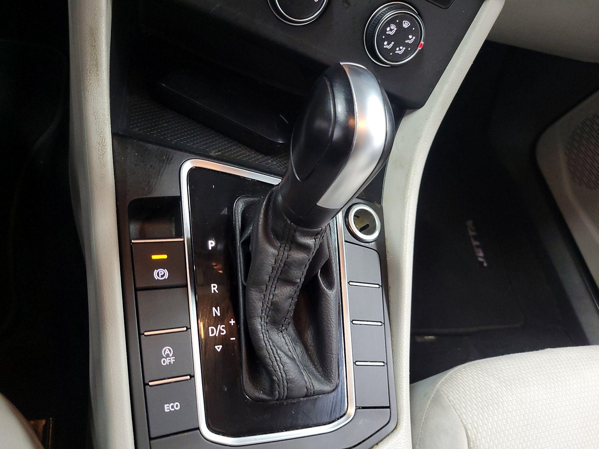 Thumbnail: 2019 Volkswagen Jetta - 16