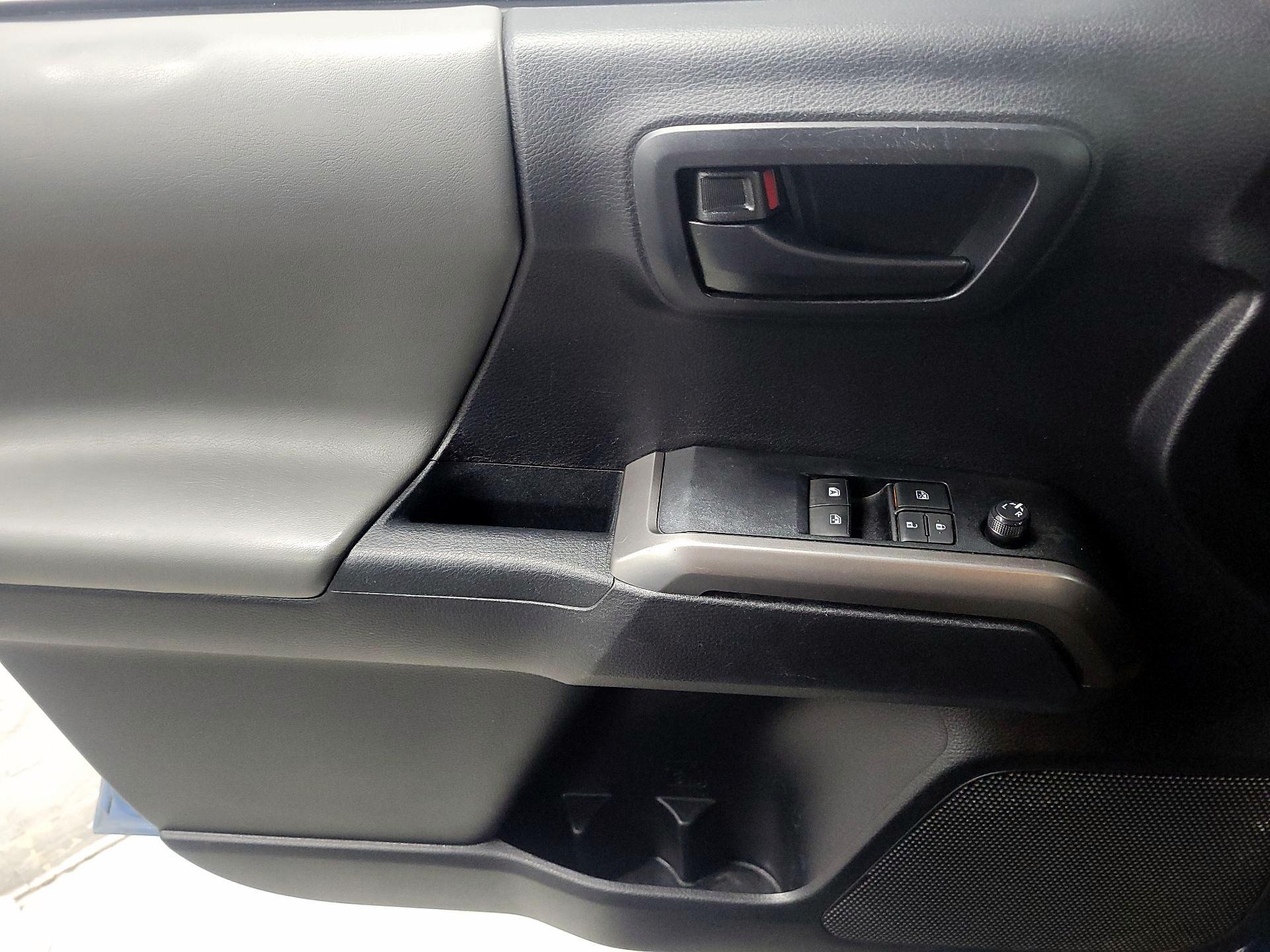 Thumbnail: 2019 Toyota Tacoma - 12