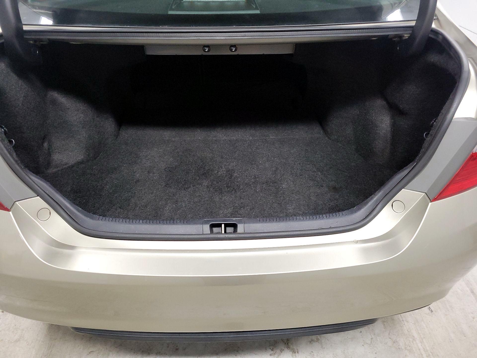 Thumbnail: 2017 Toyota Camry - 18