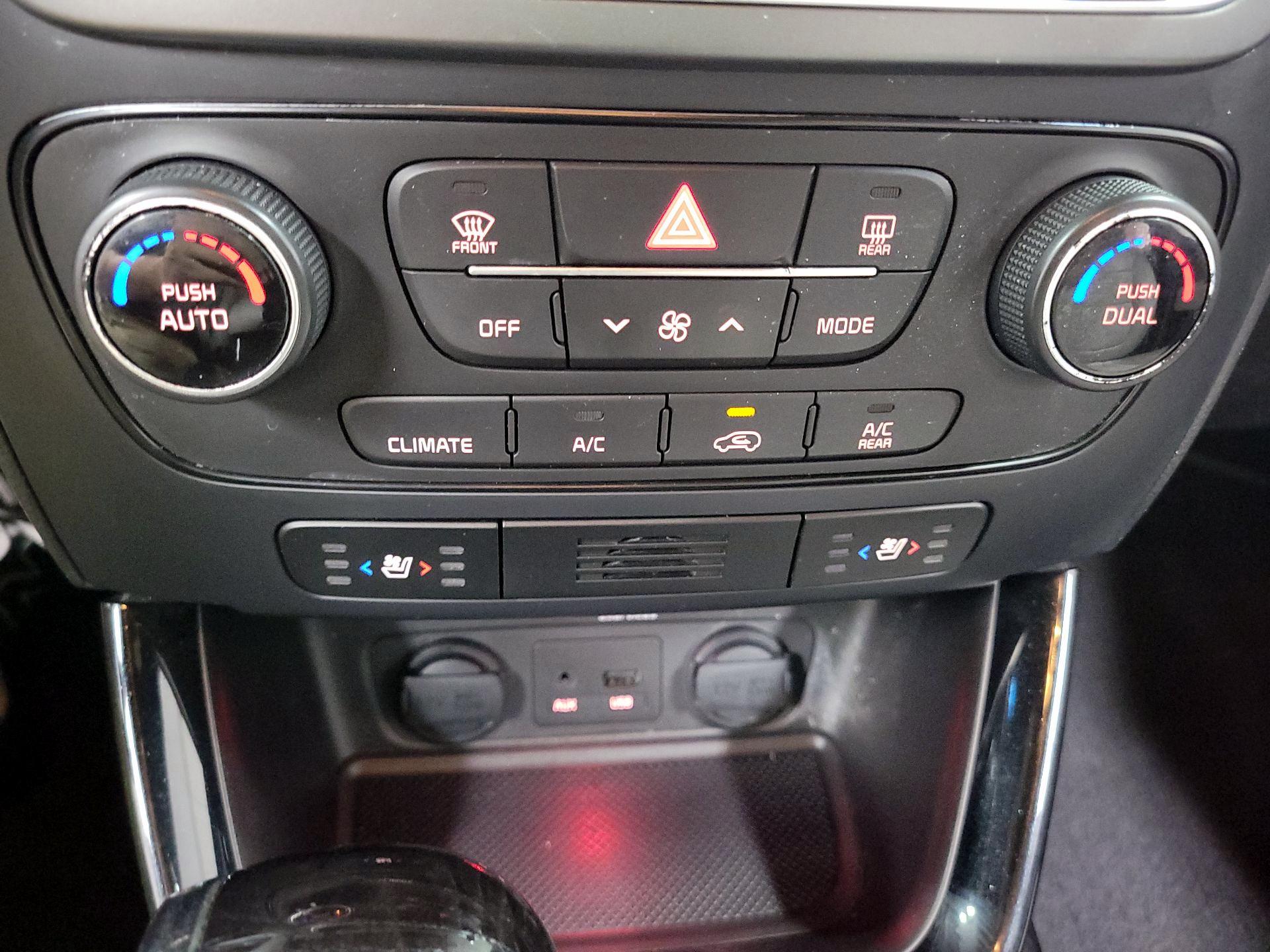 Thumbnail: 2015 Kia Sorento - 17