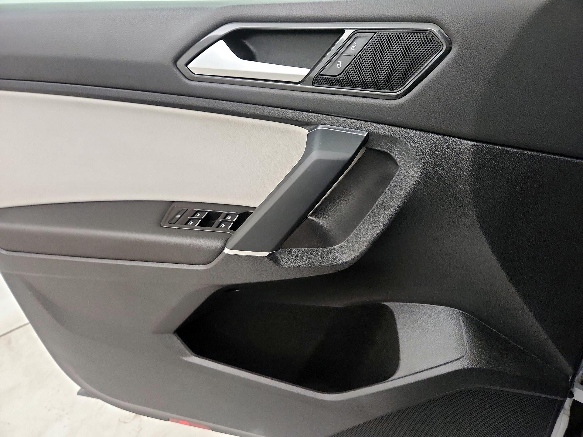 Thumbnail: 2018 Volkswagen Tiguan - 12