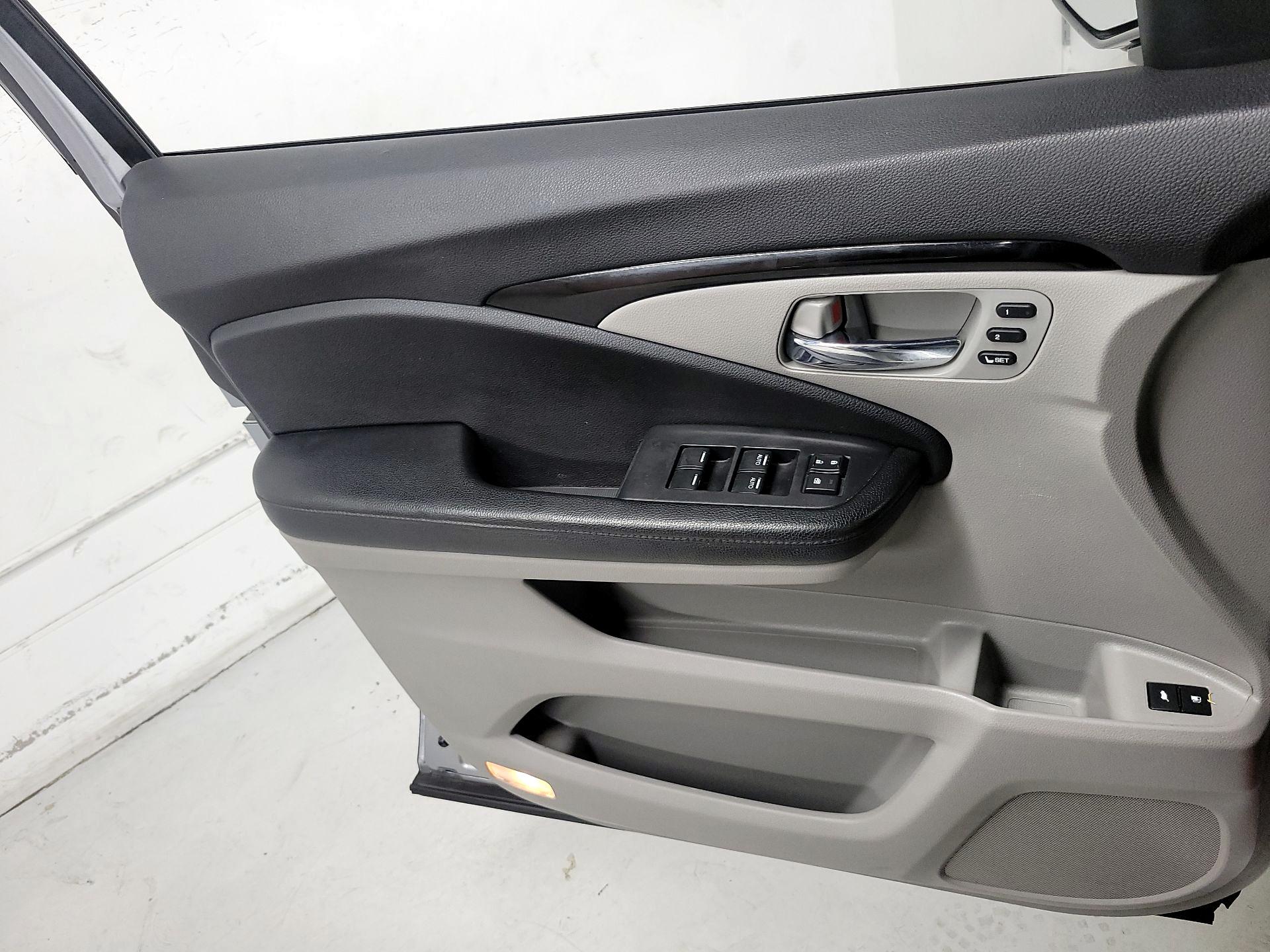Thumbnail: 2016 Honda Pilot - 12