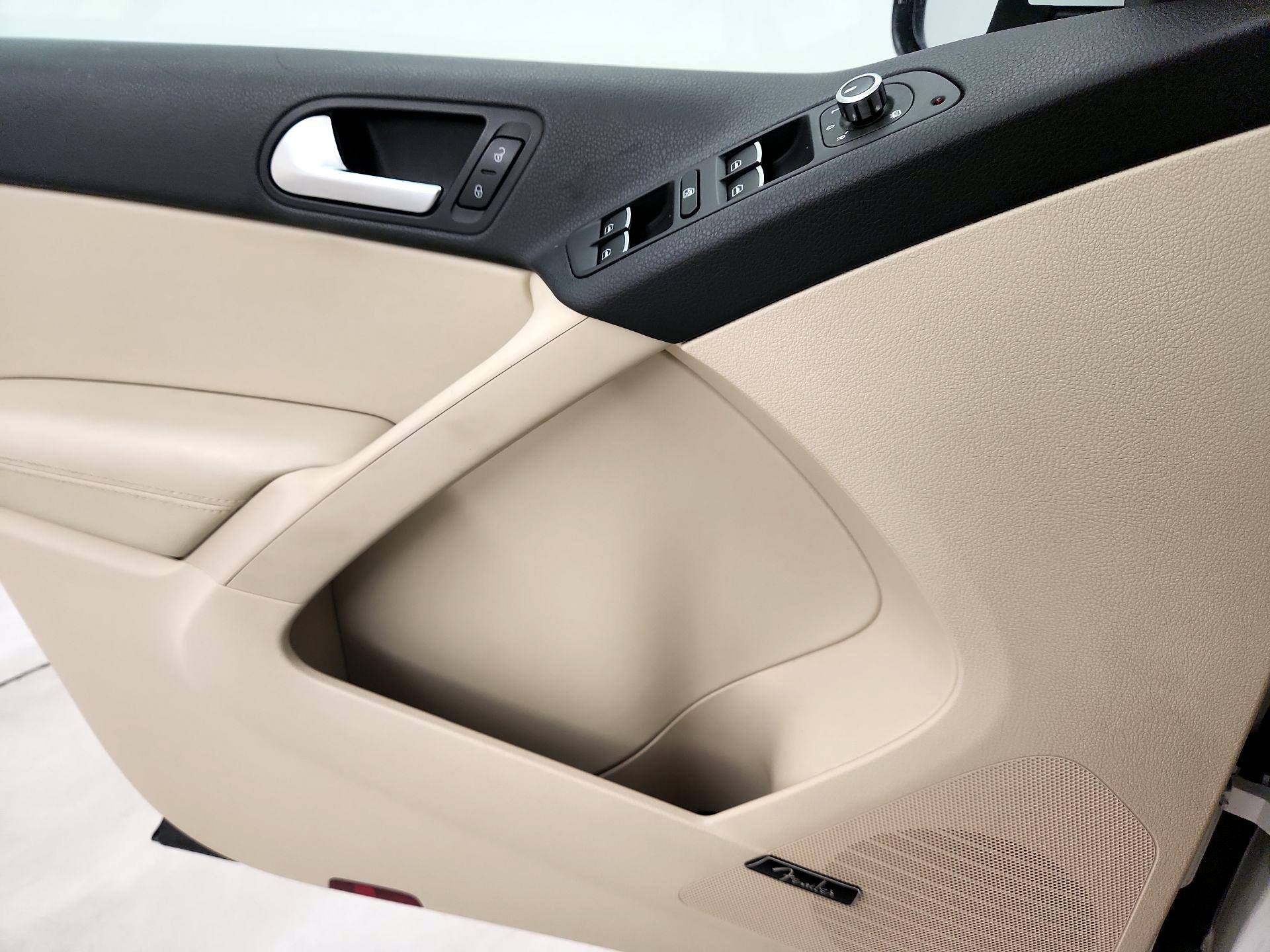 Thumbnail: 2014 Volkswagen Tiguan - 12
