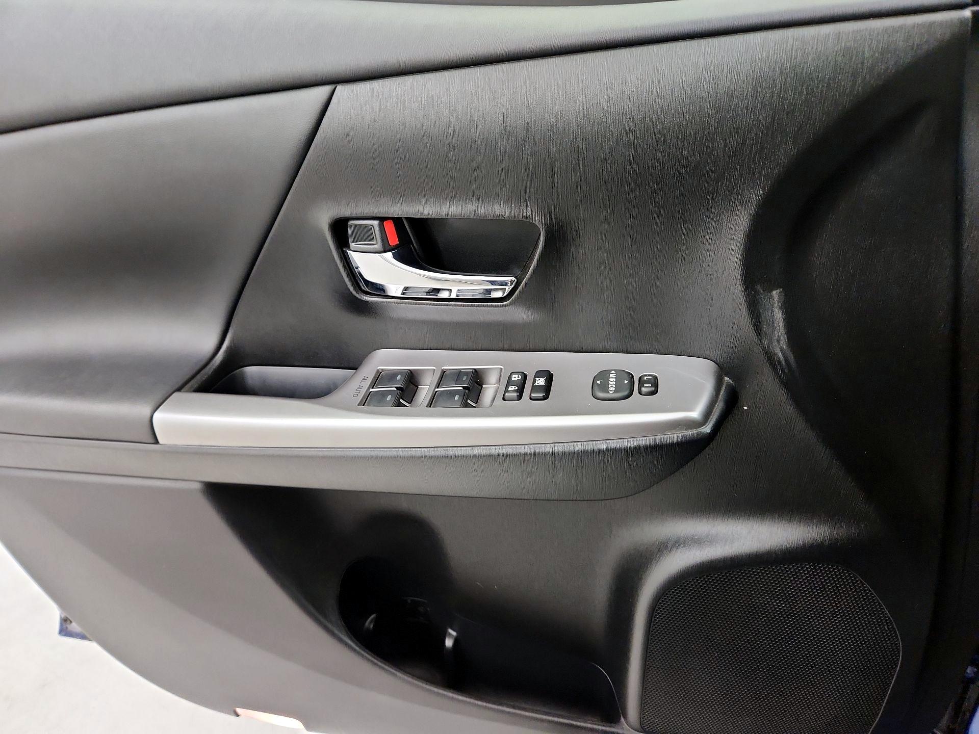 Thumbnail: 2017 Toyota Prius v - 12