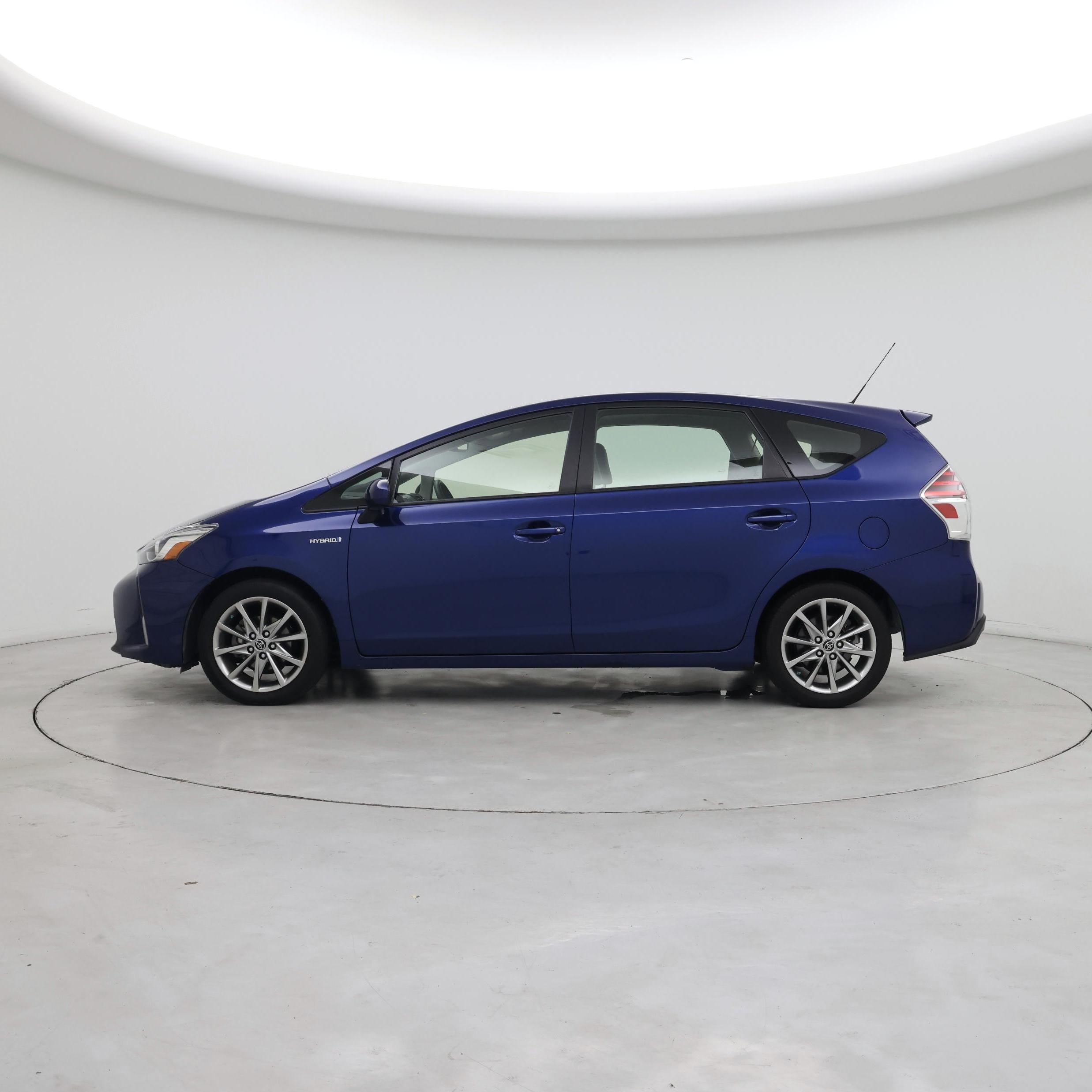 Thumbnail: 2017 Toyota Prius v - 3
