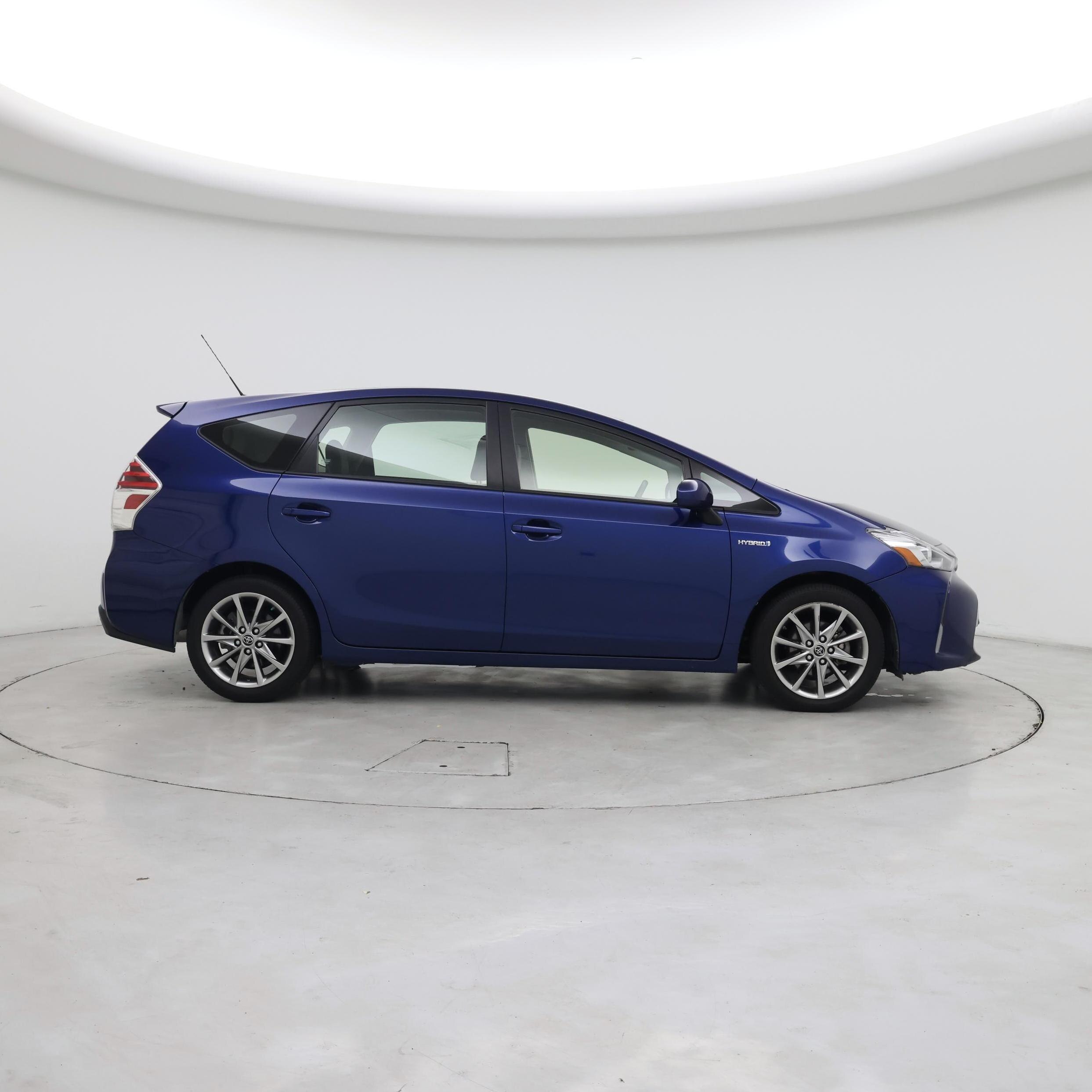Thumbnail: 2017 Toyota Prius v - 7
