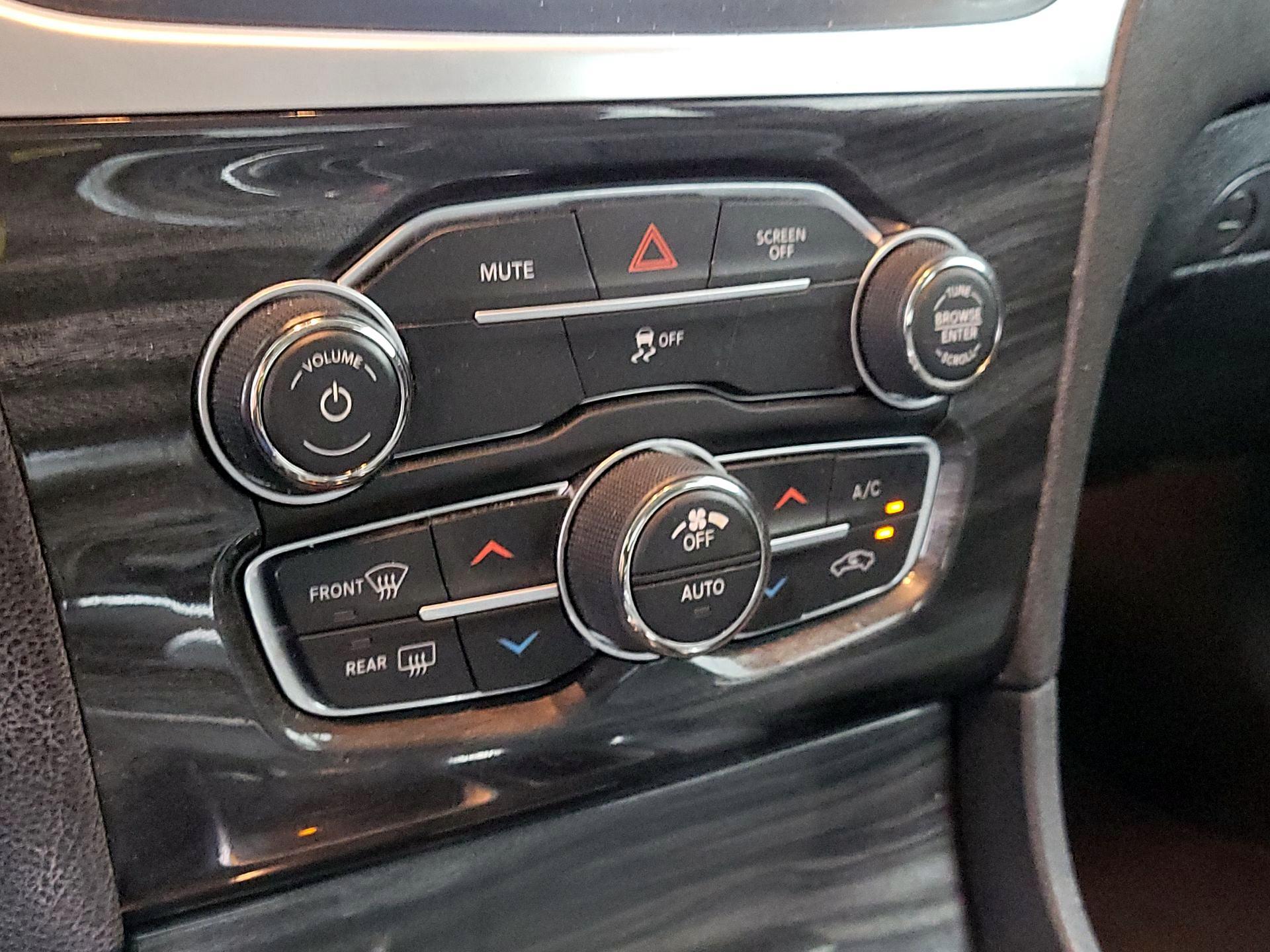 Thumbnail: 2019 Chrysler 300 - 16