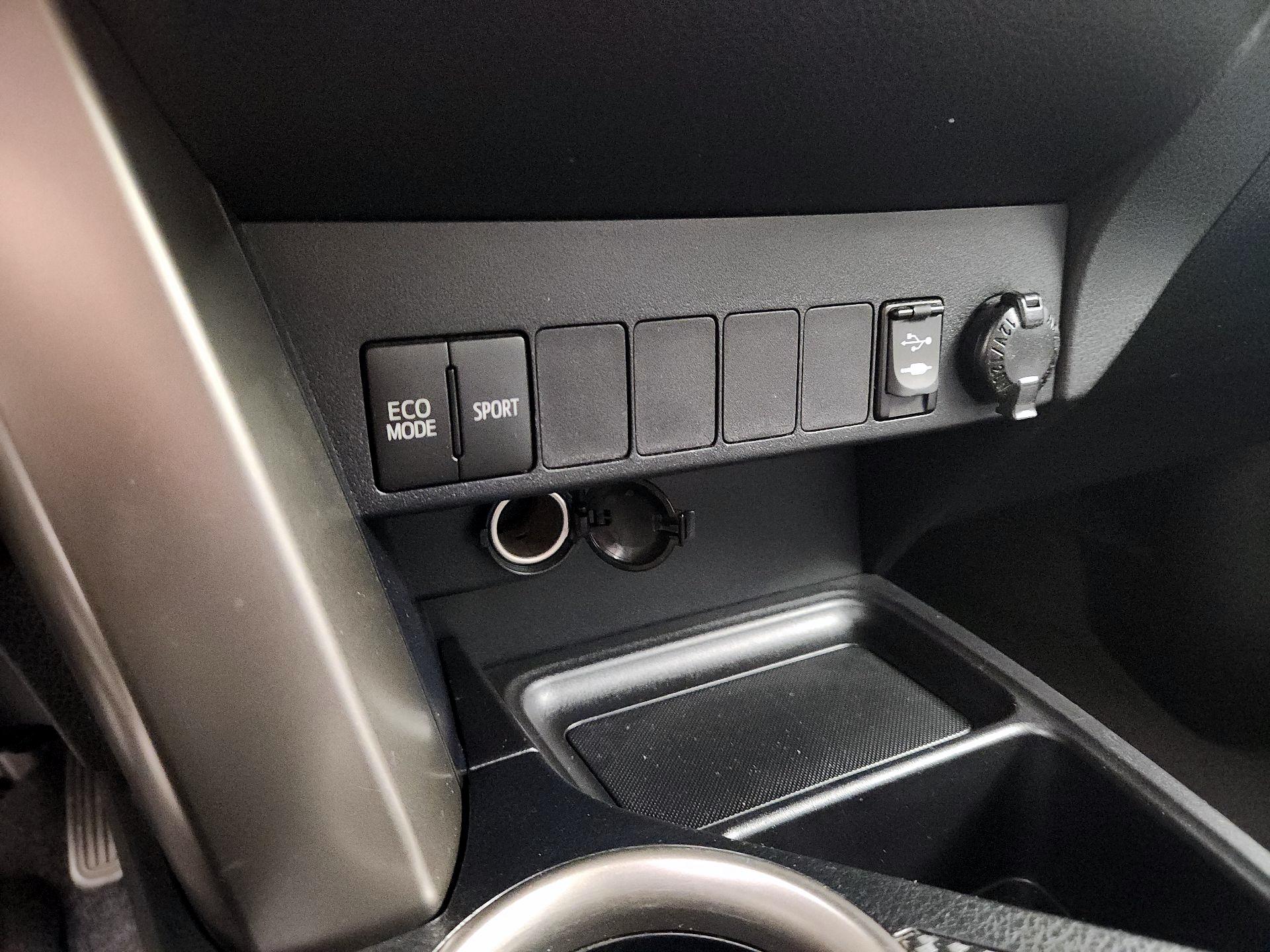Thumbnail: 2014 Toyota RAV4 - 18