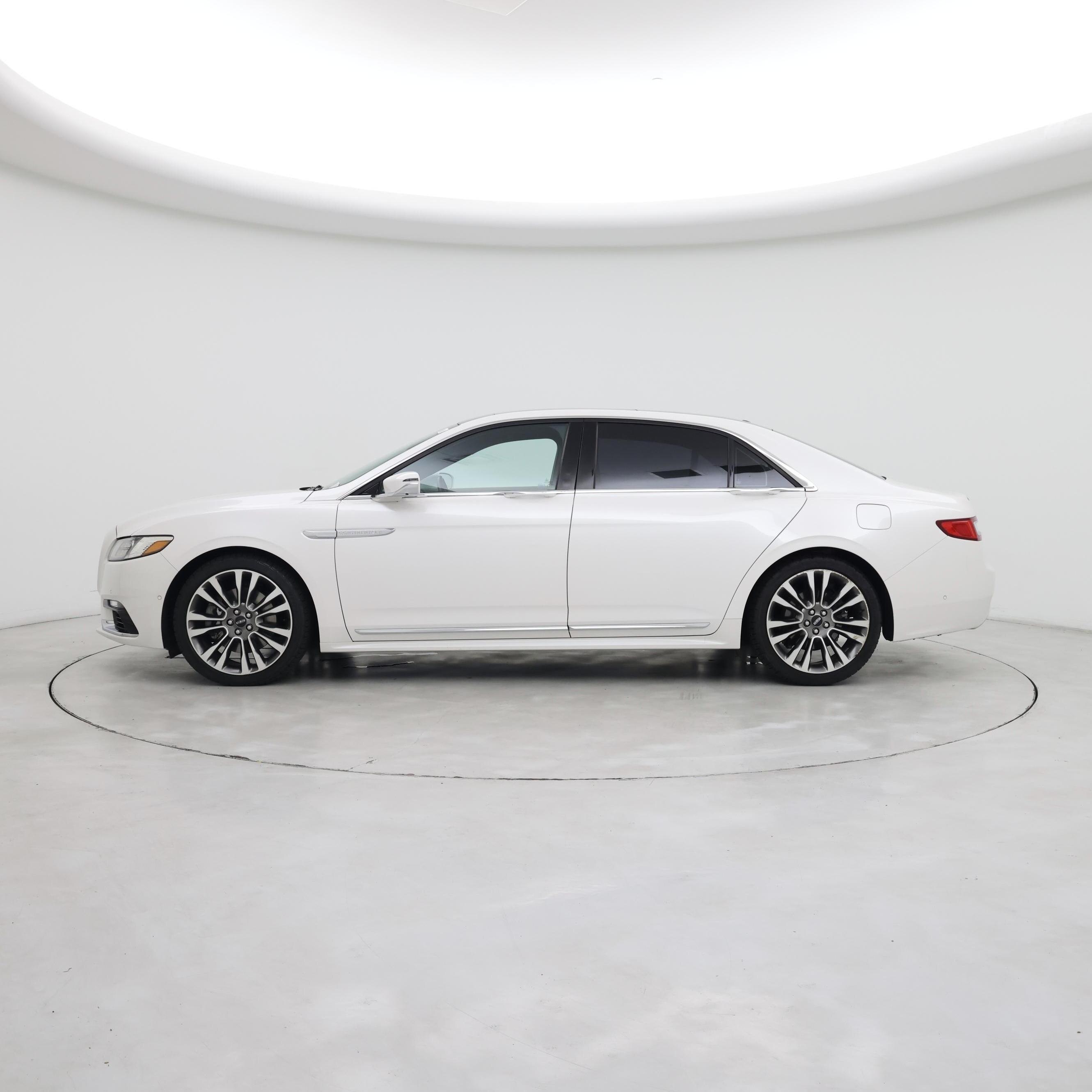 Thumbnail: 2017 Lincoln Continental - 3