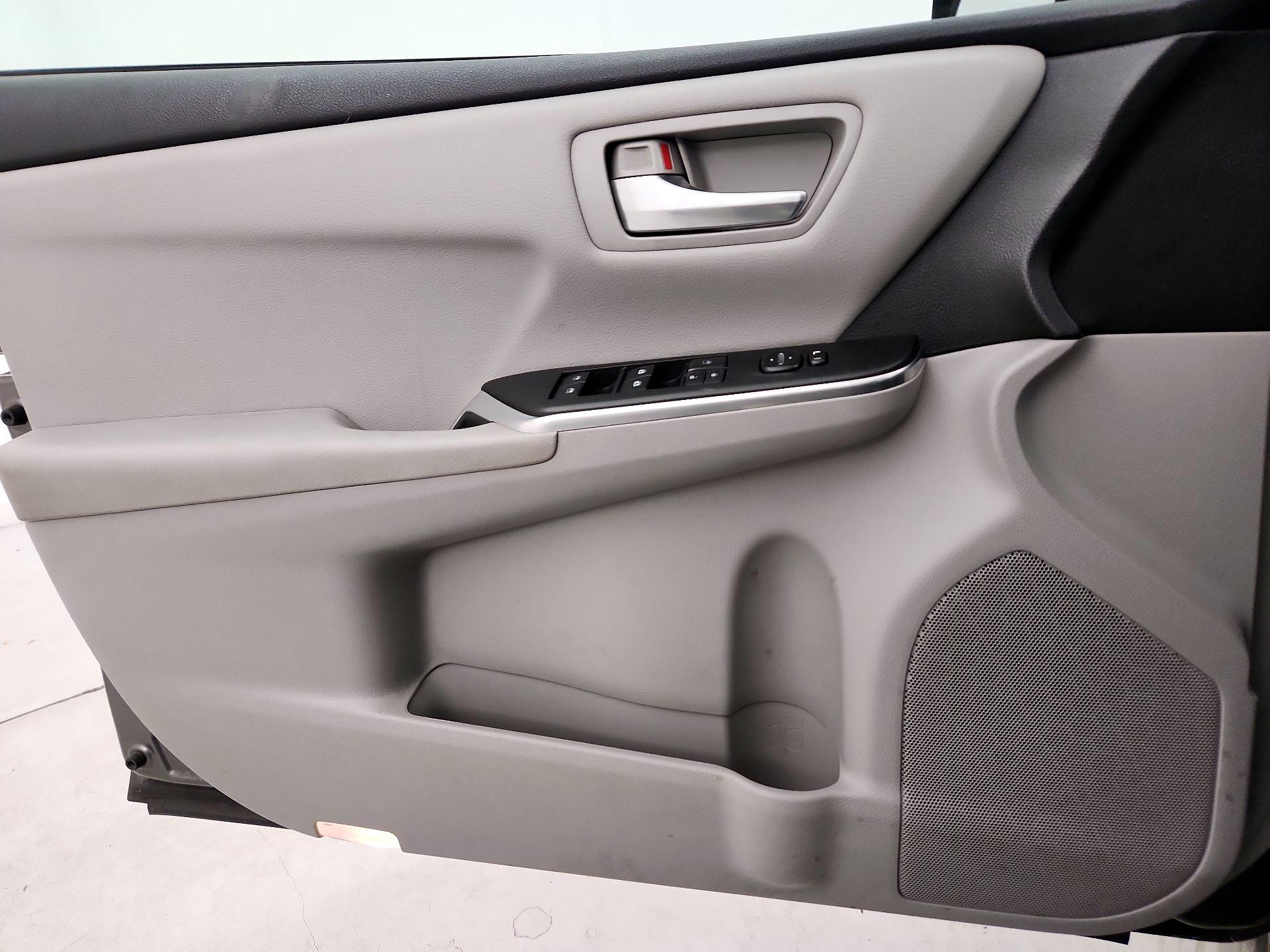 Thumbnail: 2016 Toyota Camry - 12