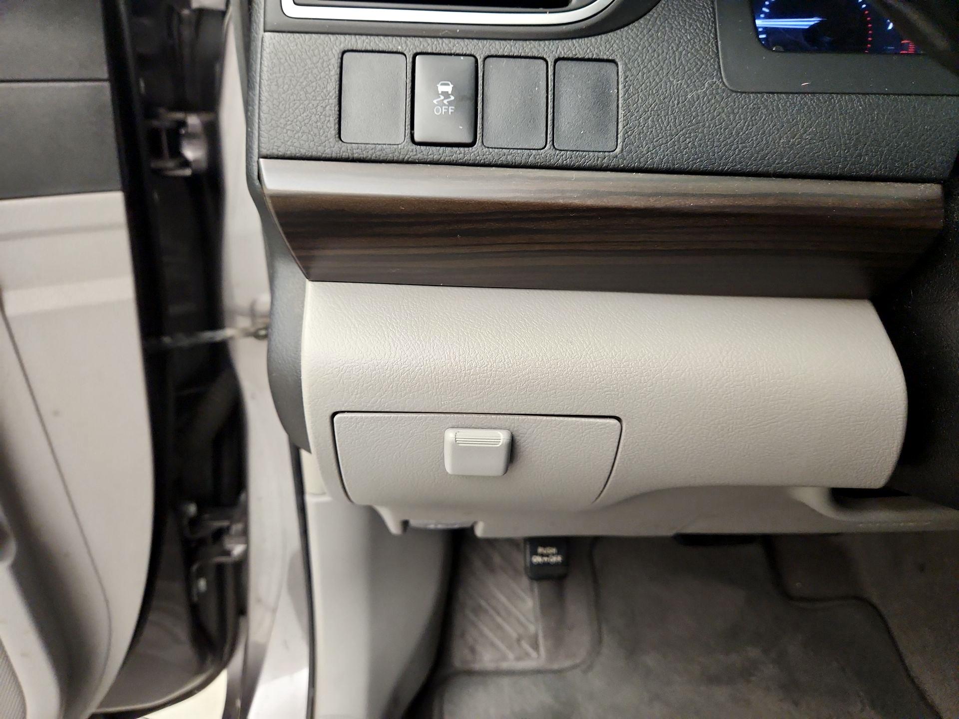 Thumbnail: 2016 Toyota Camry - 13