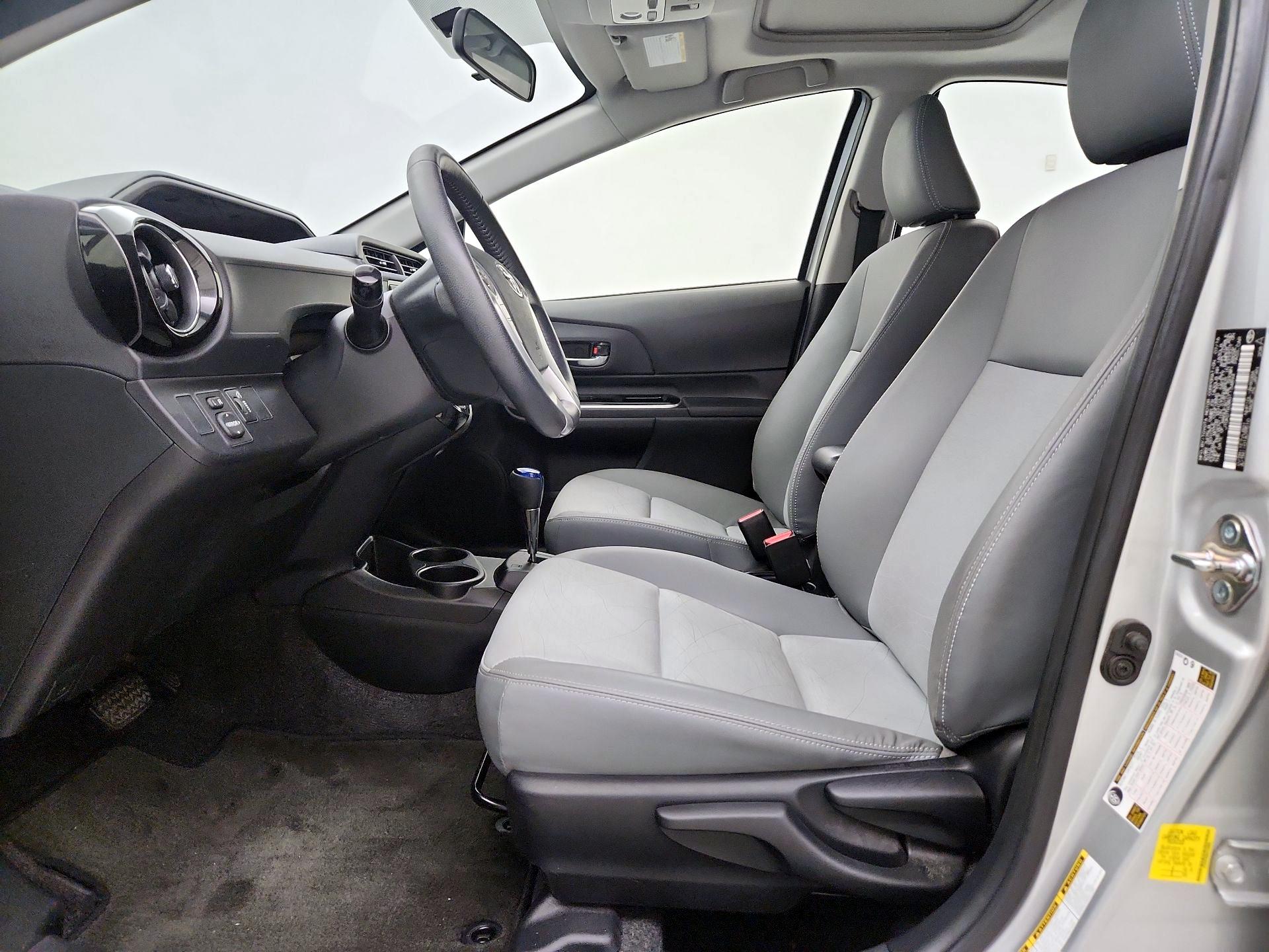 Thumbnail: 2016 Toyota Prius c - 11
