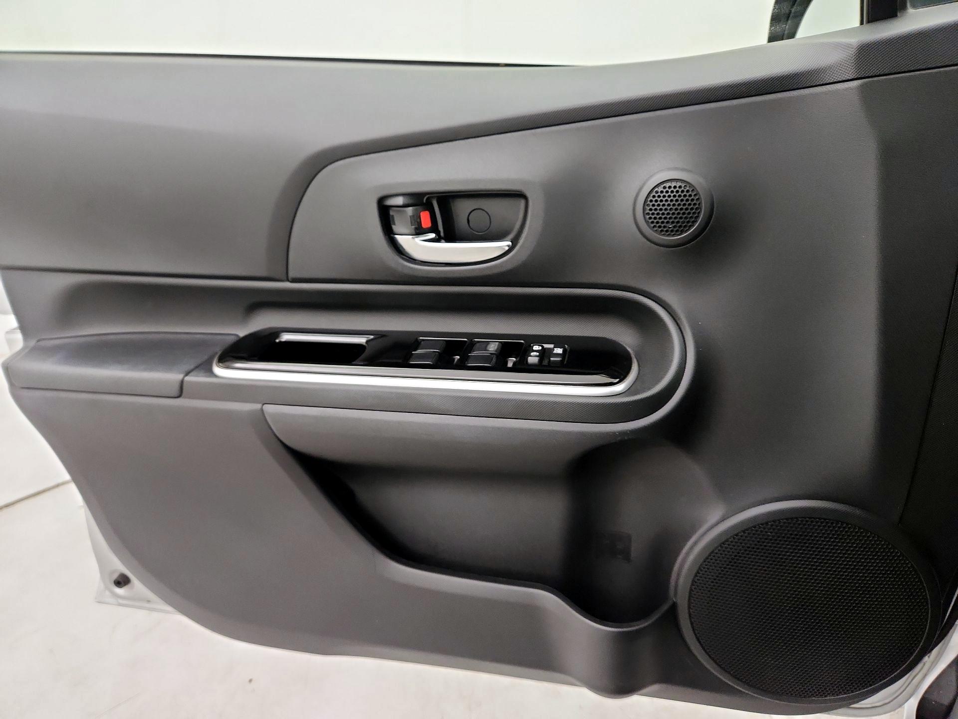 Thumbnail: 2016 Toyota Prius c - 12