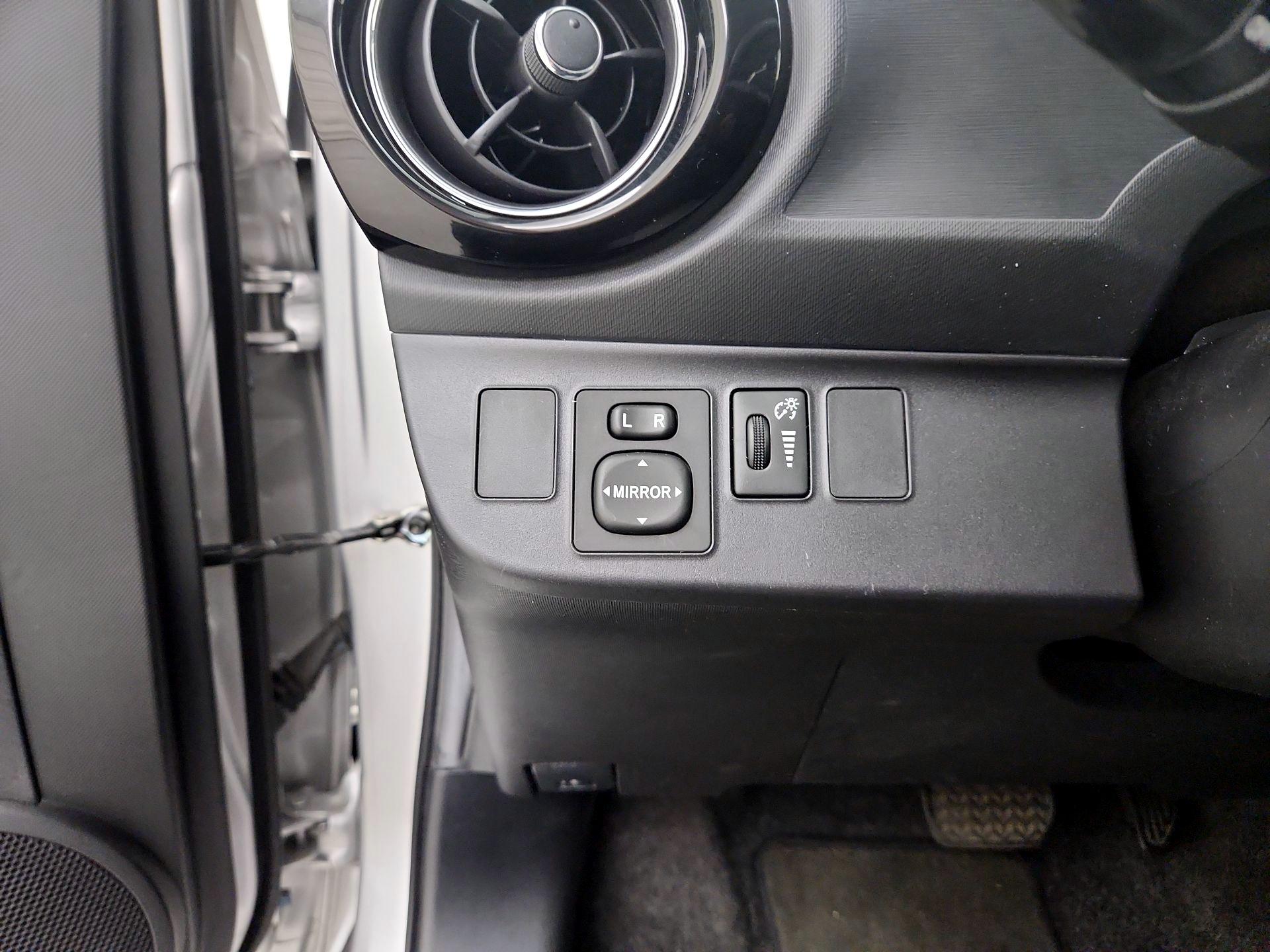 Thumbnail: 2016 Toyota Prius c - 13