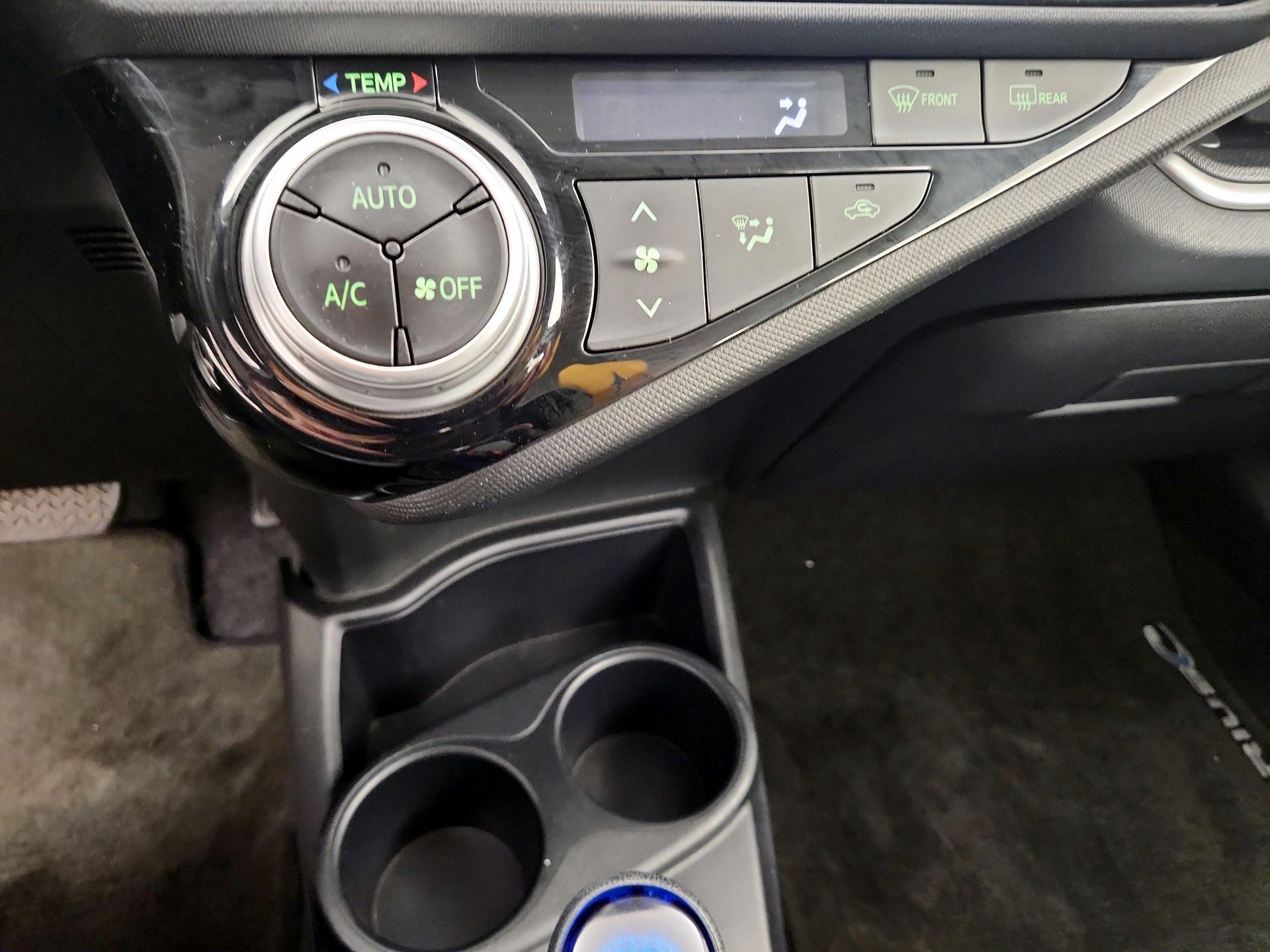 Thumbnail: 2016 Toyota Prius c - 16