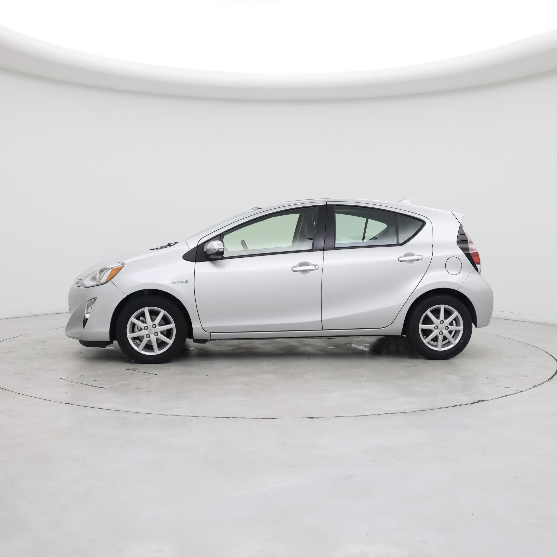 Thumbnail: 2016 Toyota Prius c - 3