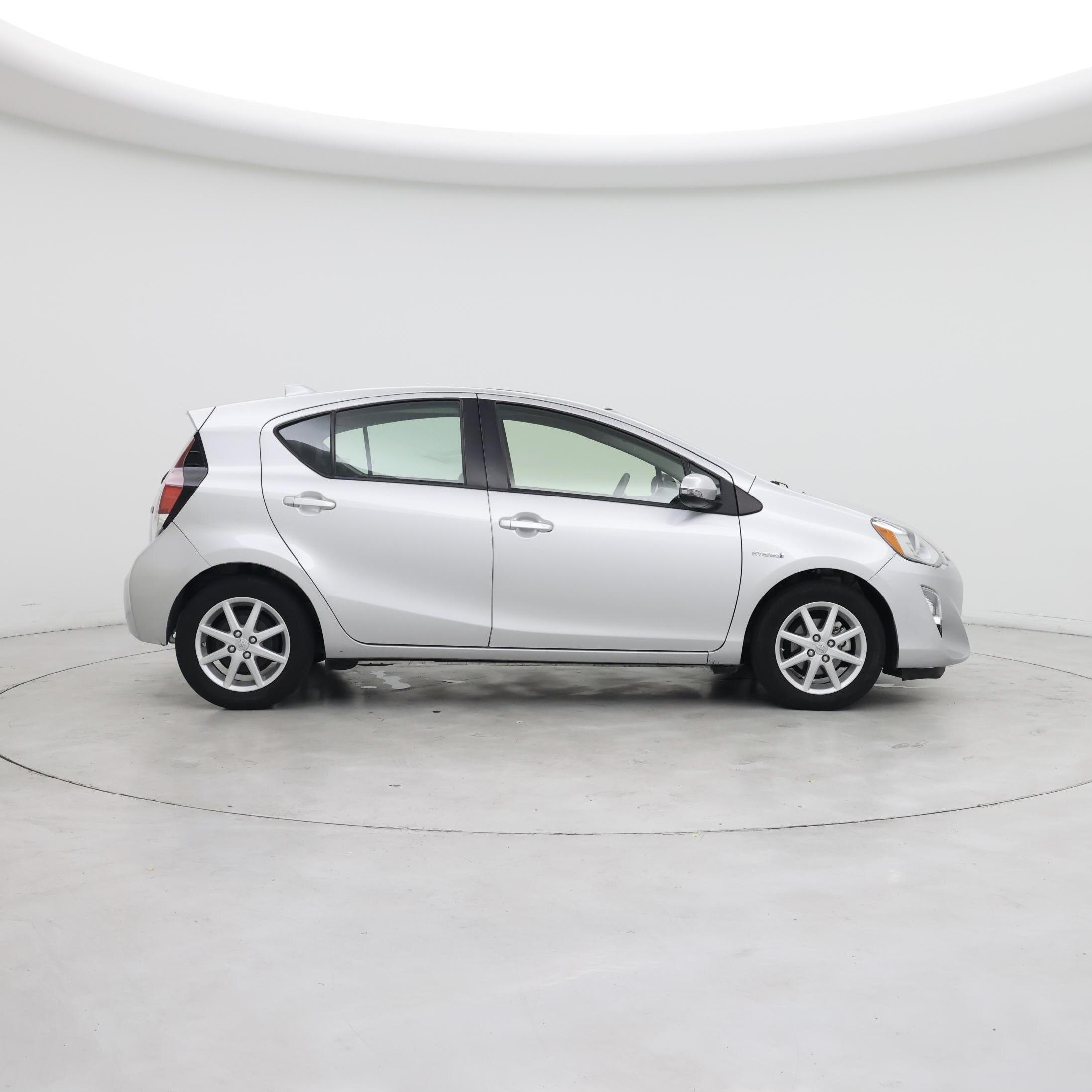 Thumbnail: 2016 Toyota Prius c - 7