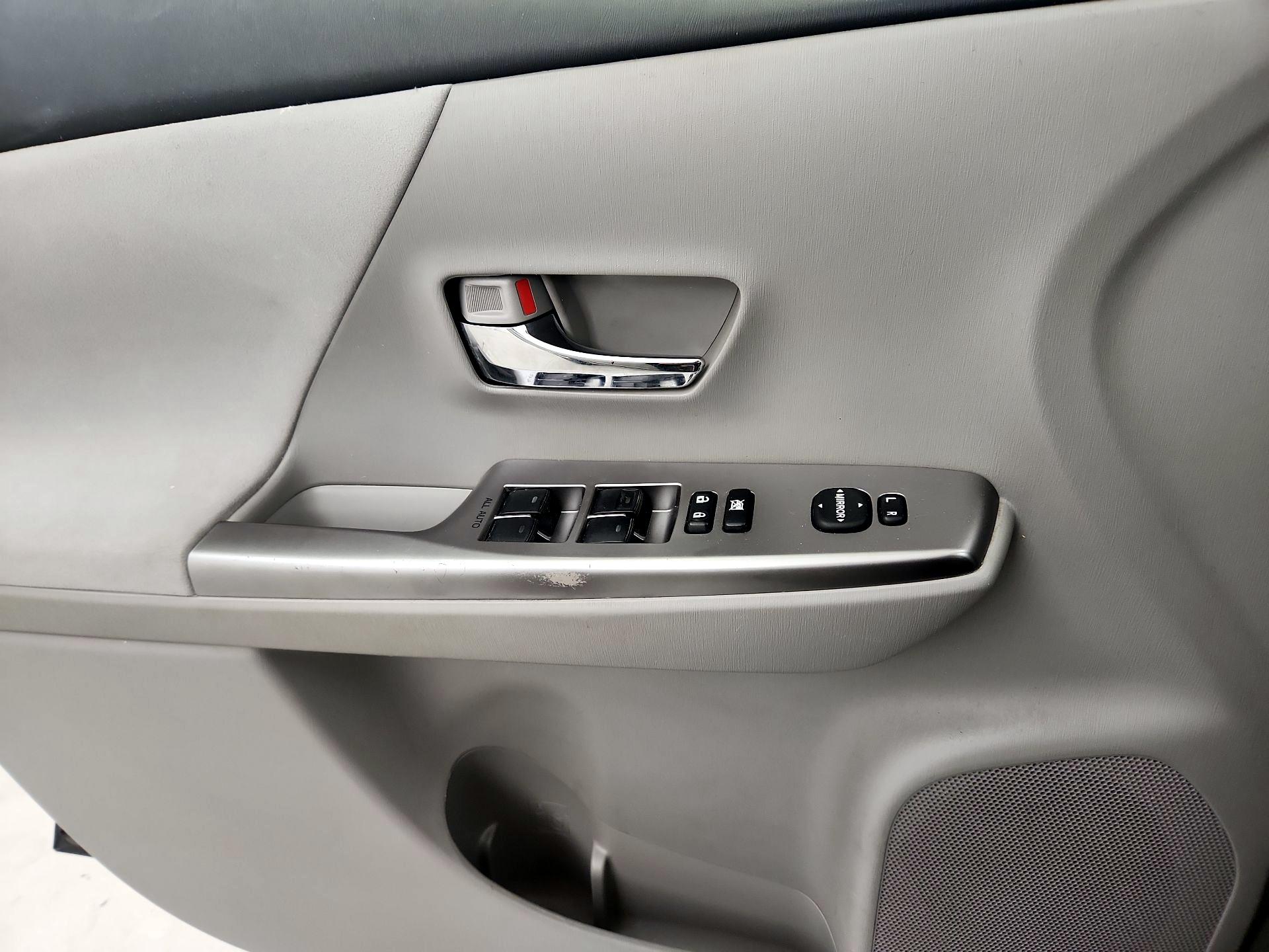 Thumbnail: 2015 Toyota Prius v - 12