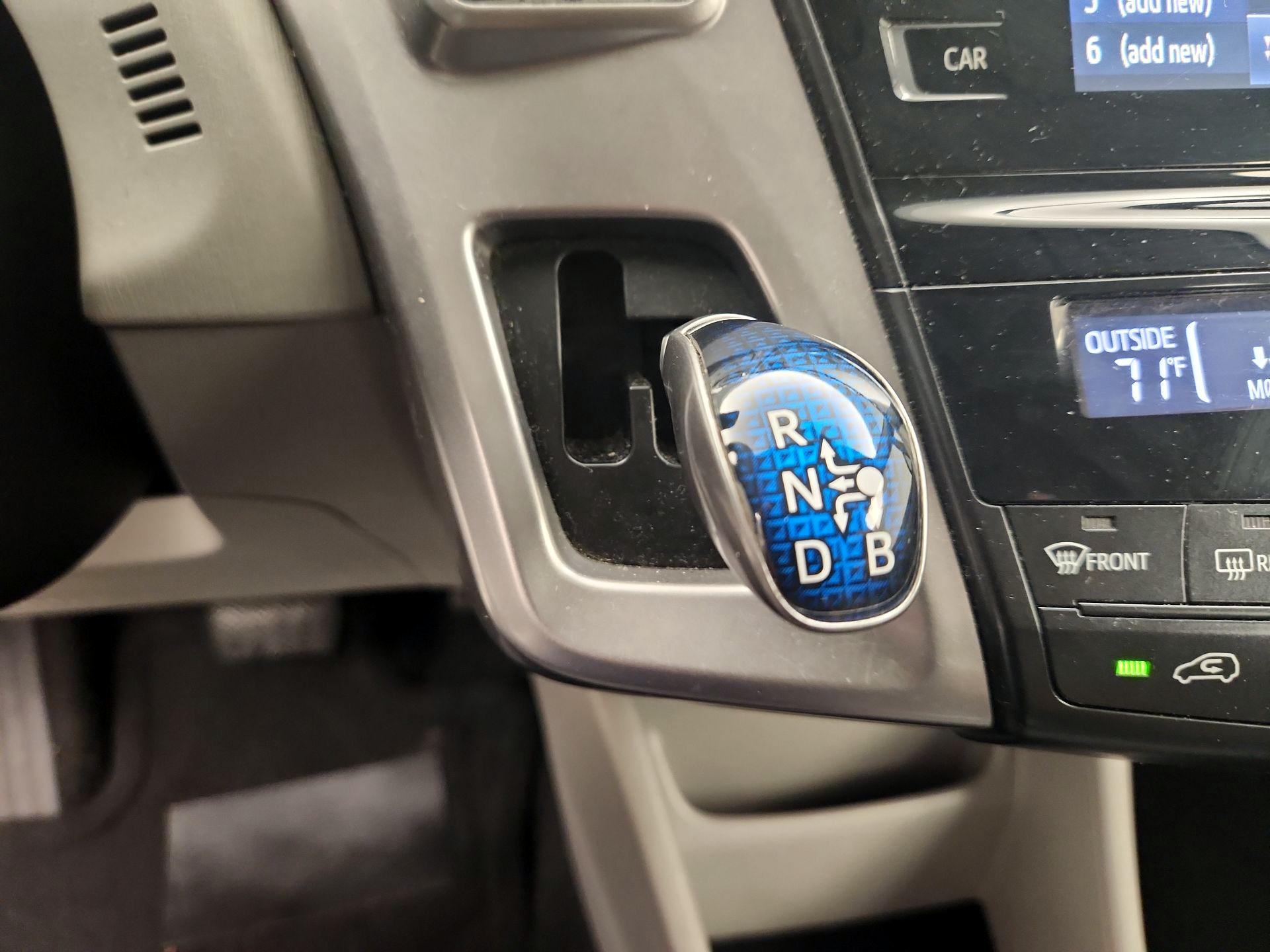 Thumbnail: 2015 Toyota Prius v - 17