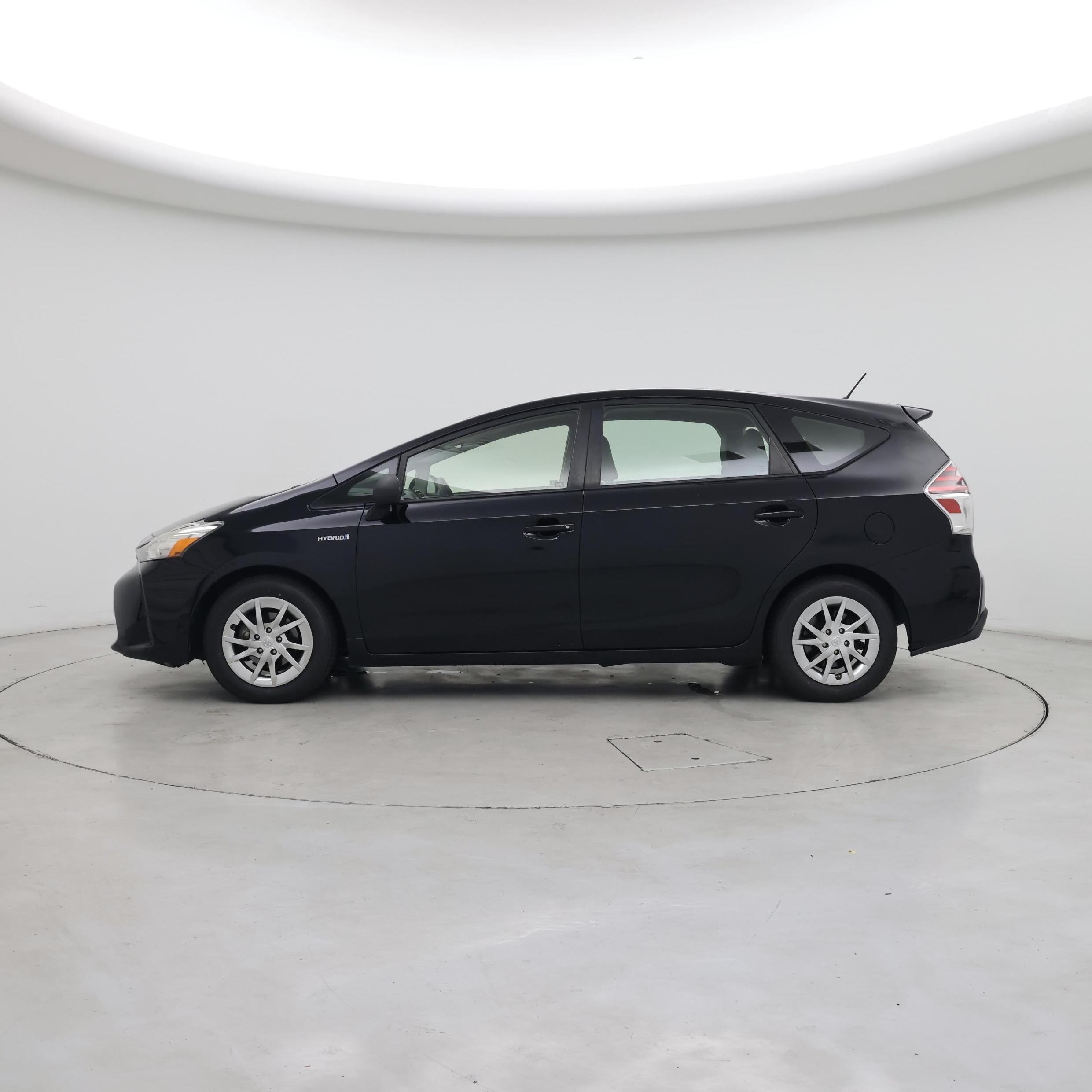Thumbnail: 2015 Toyota Prius v - 3