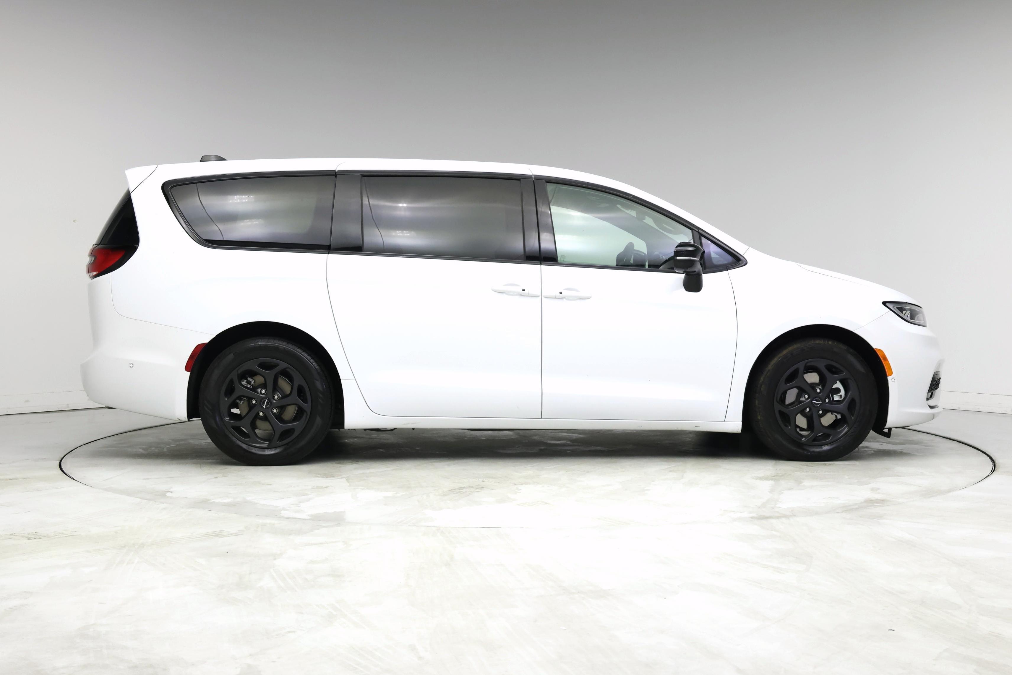 Thumbnail: 2023 Chrysler Pacifica - 7