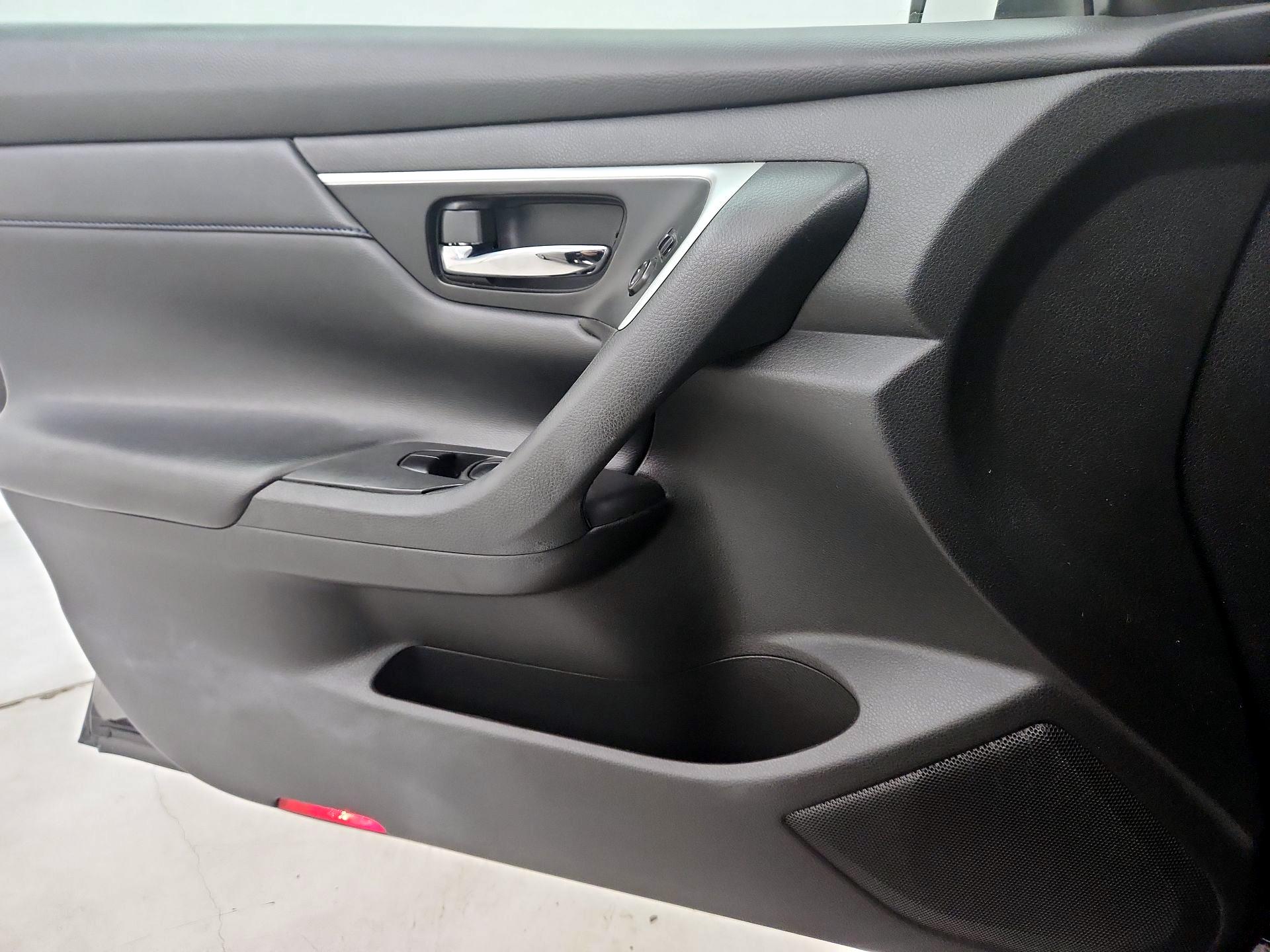 Thumbnail: 2016 Nissan Altima - 12