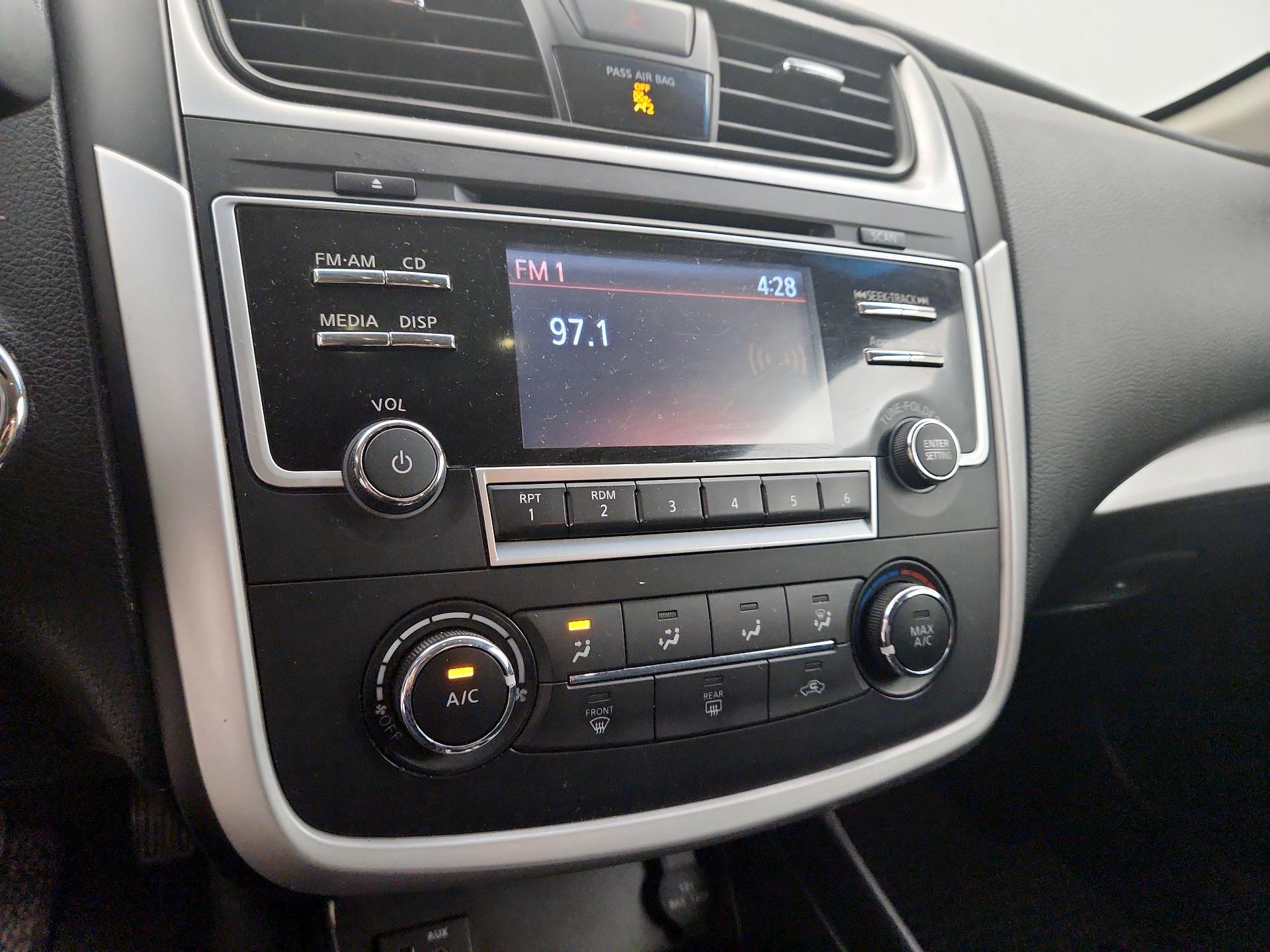 Thumbnail: 2016 Nissan Altima - 16