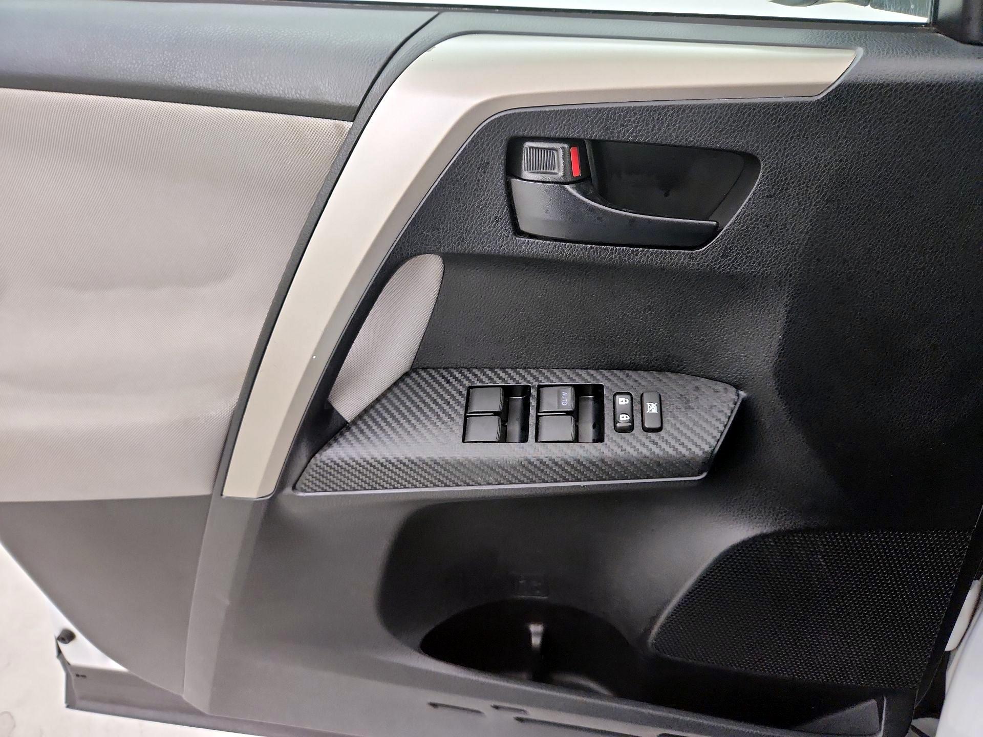 Thumbnail: 2015 Toyota RAV4 - 12