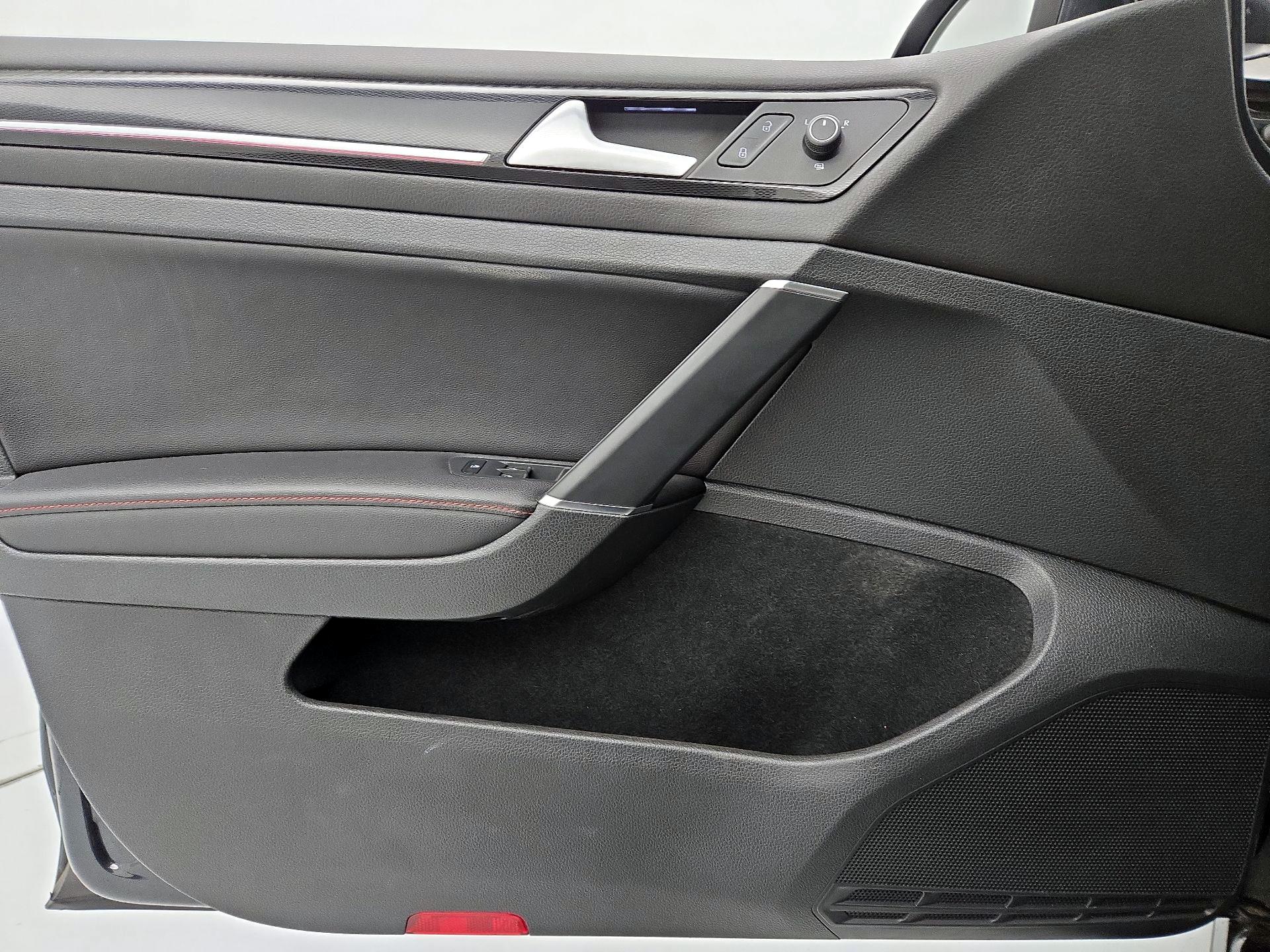 Thumbnail: 2016 Volkswagen Golf - 12