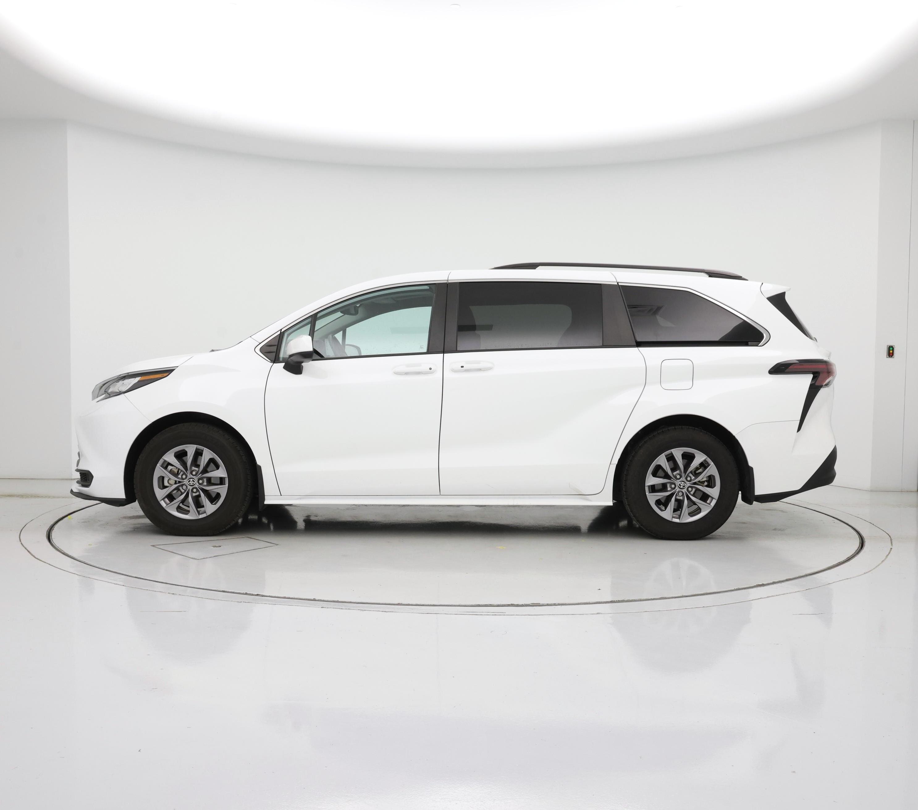Thumbnail: 2023 Toyota Sienna - 3