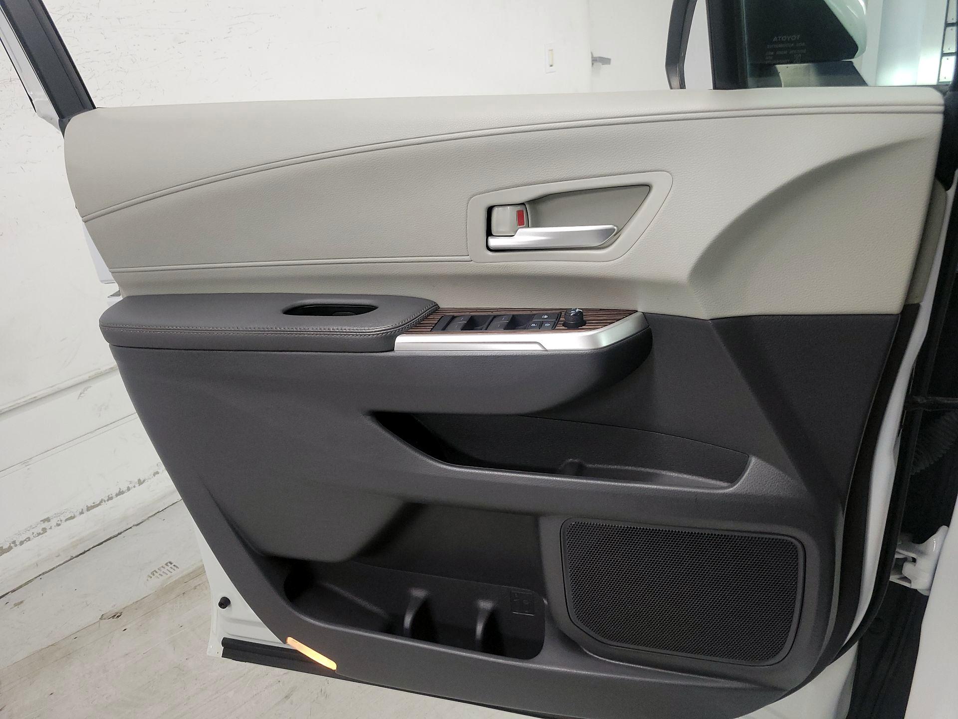 Thumbnail: 2022 Toyota Sienna - 12