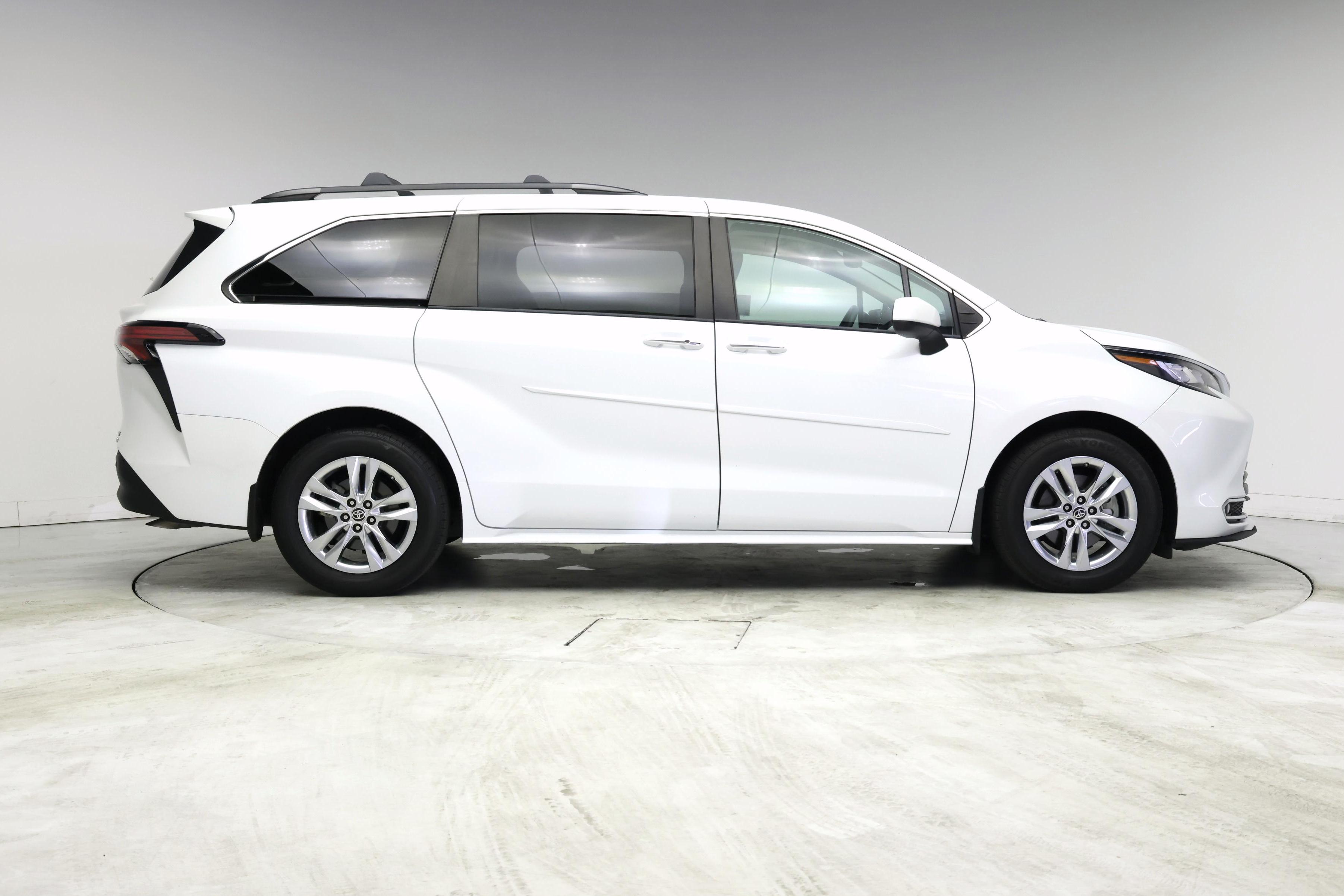 Thumbnail: 2022 Toyota Sienna - 7