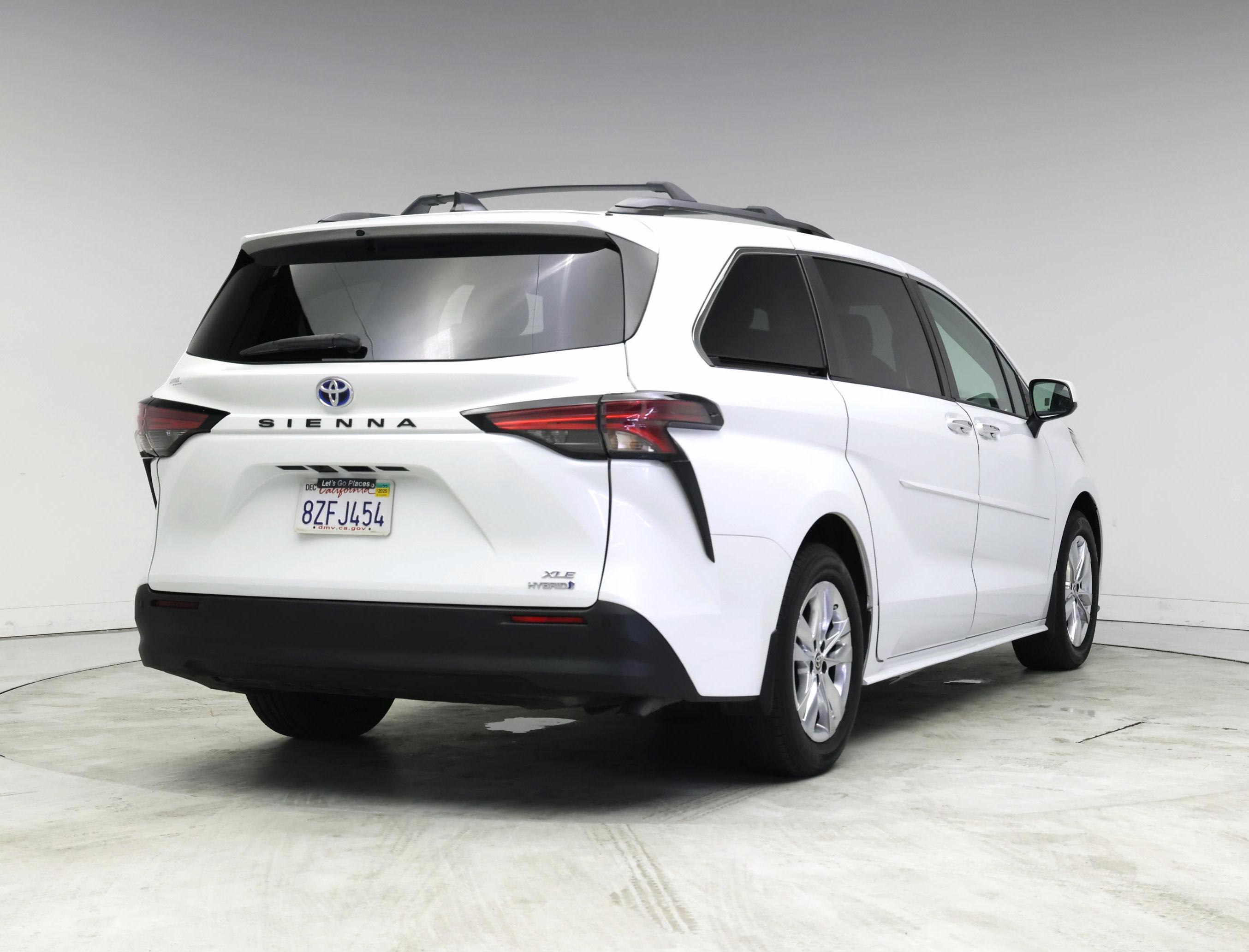 Thumbnail: 2022 Toyota Sienna - 8