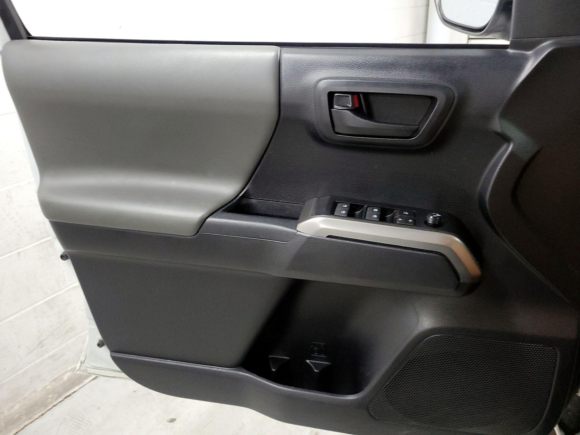 Thumbnail: 2019 Toyota Tacoma - 12