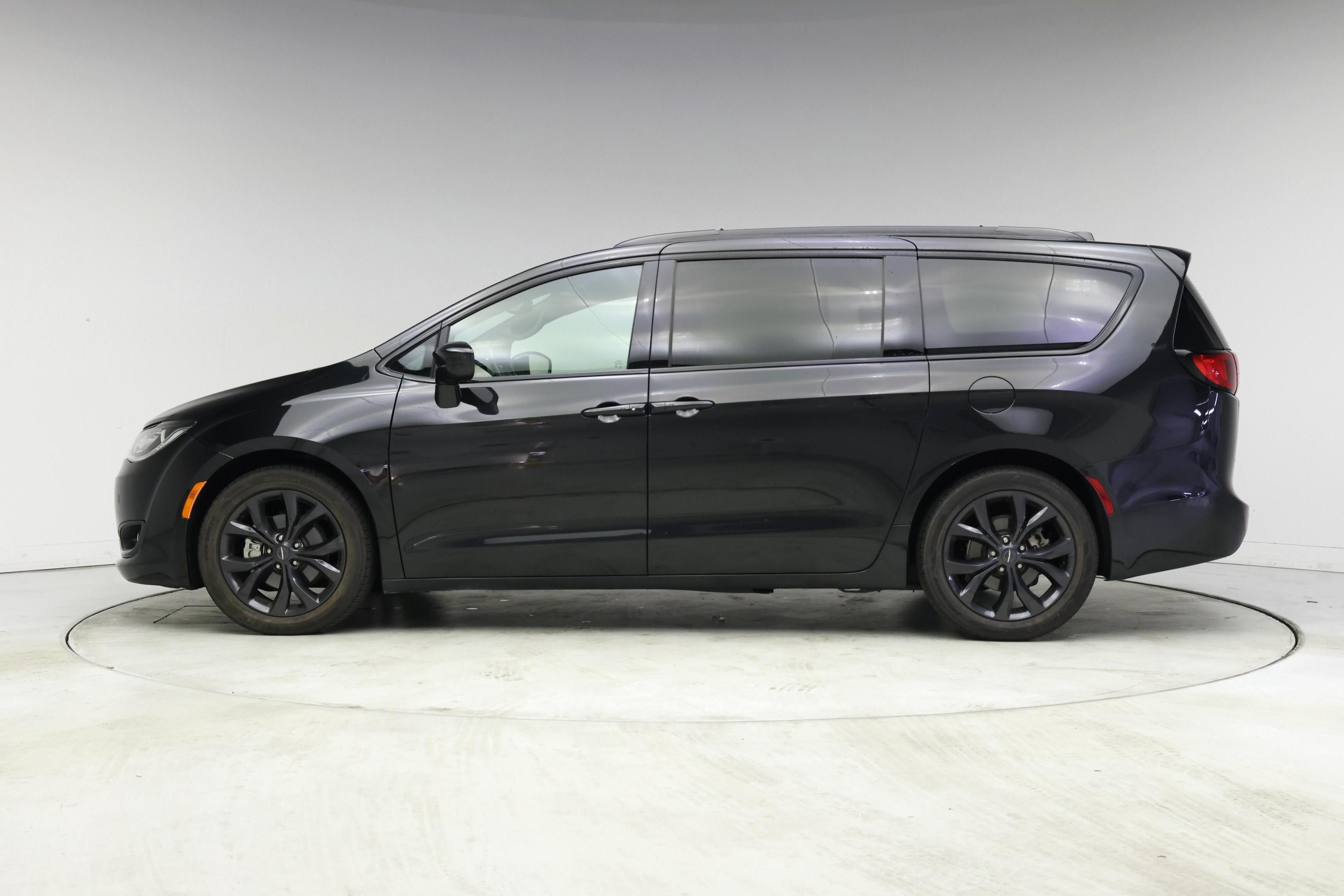 Thumbnail: 2020 Chrysler Pacifica - 3