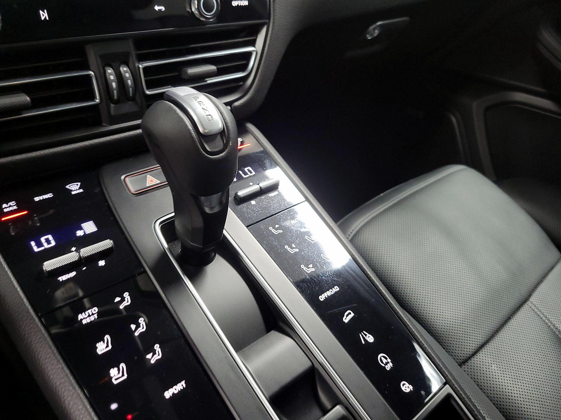 Thumbnail: 2022 Porsche Macan - 16