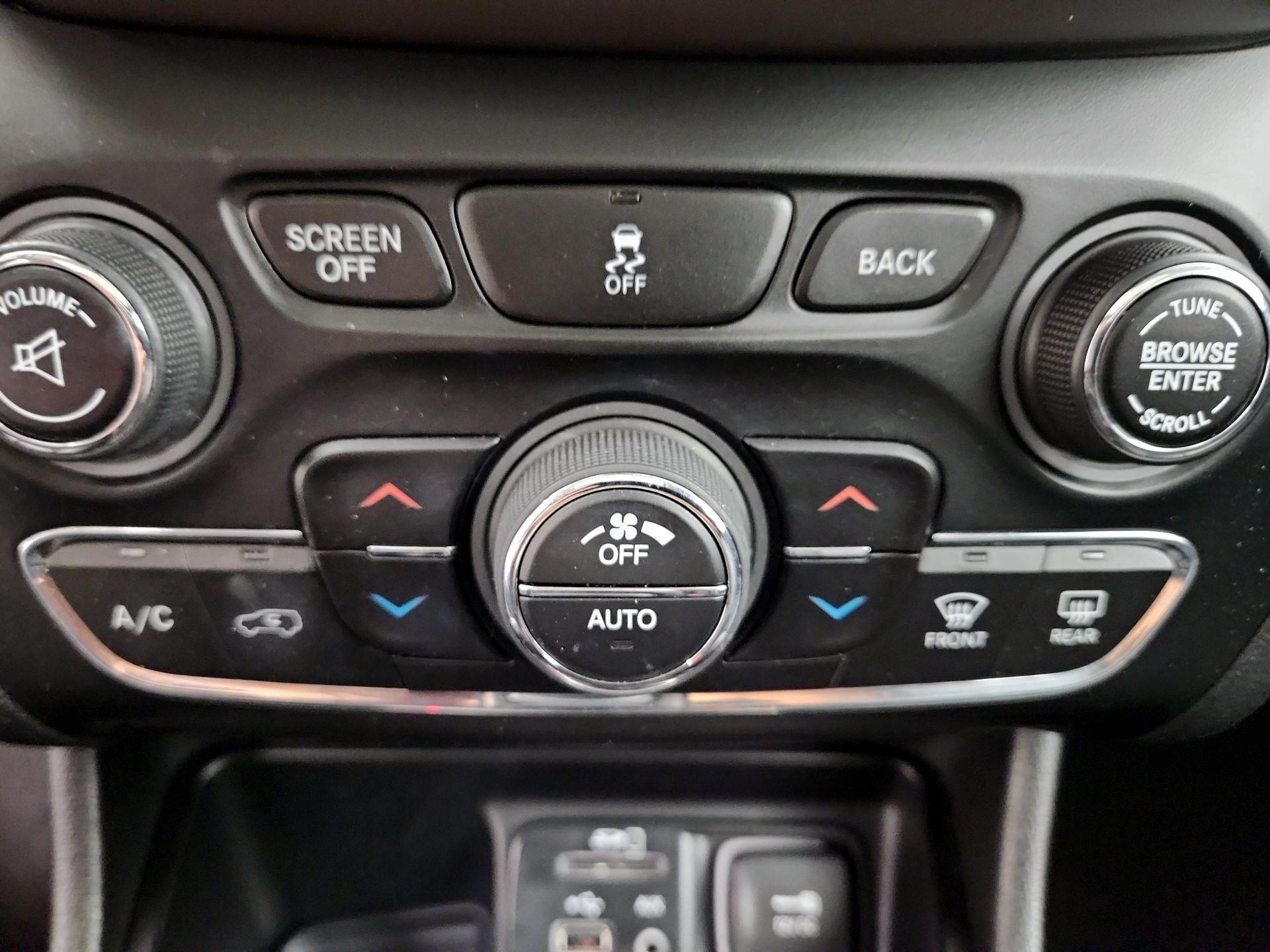 Thumbnail: 2014 Jeep Cherokee - 17