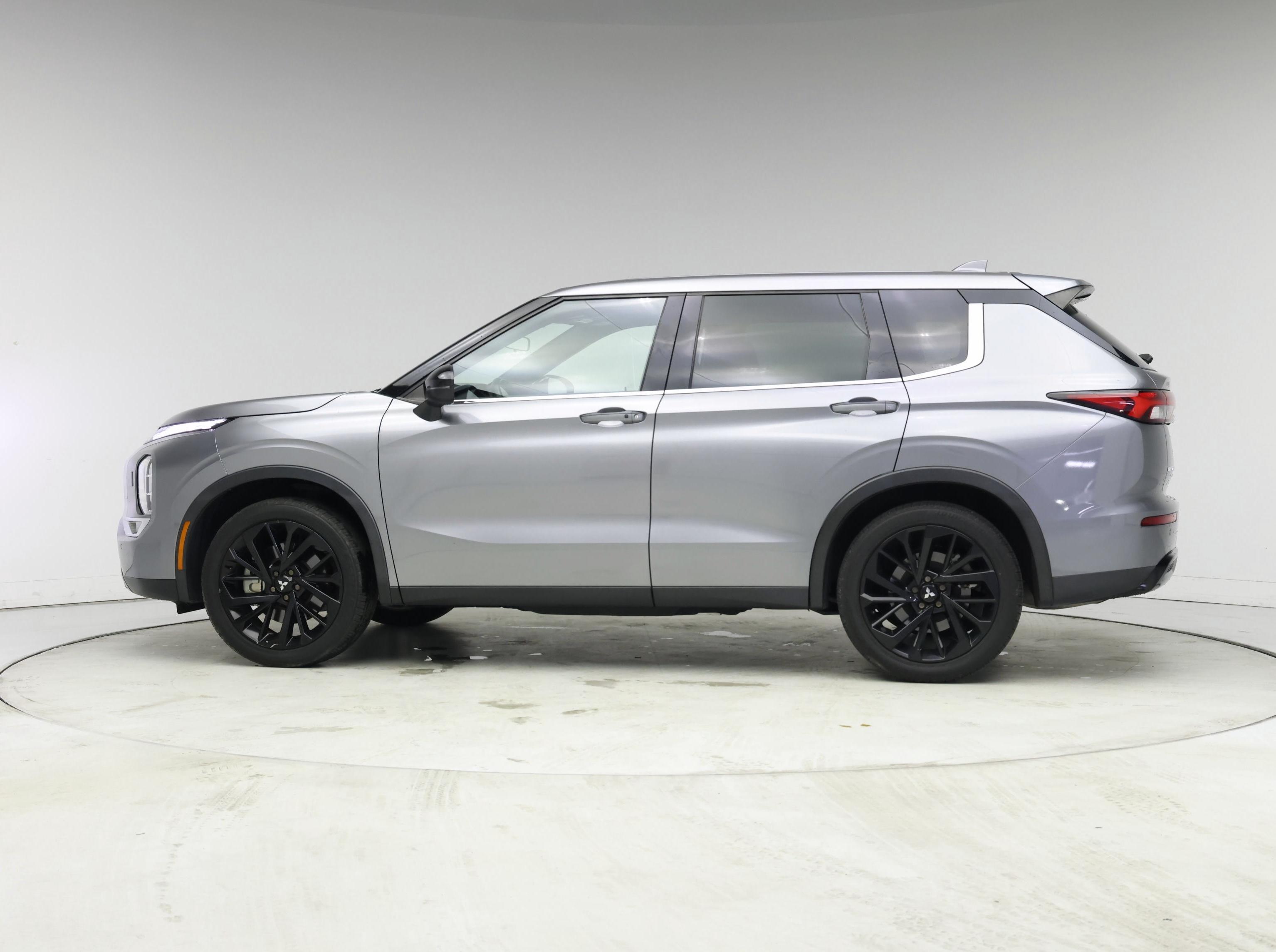 Thumbnail: 2022 Mitsubishi Outlander - 3
